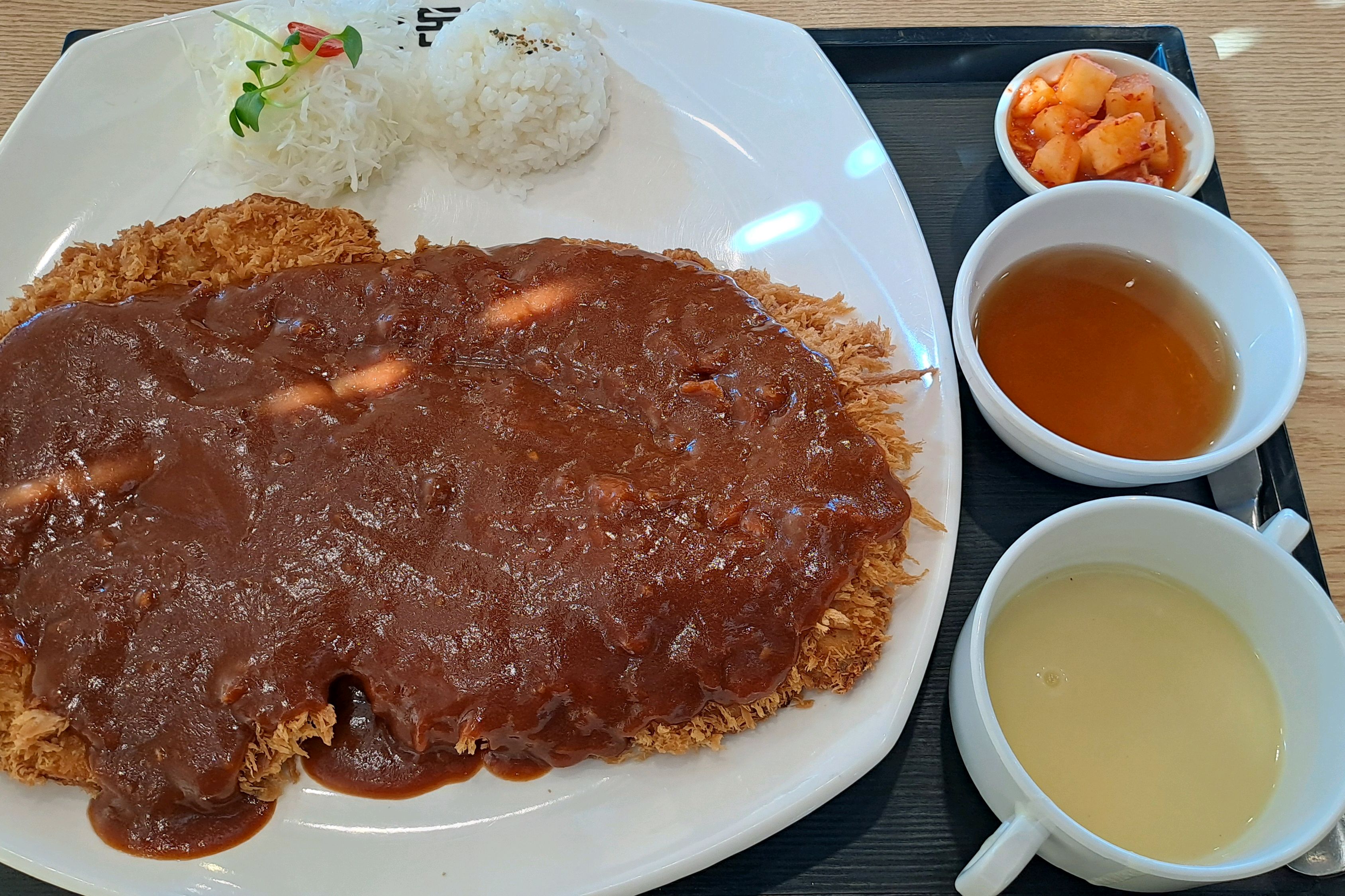 단군 할배의 홍익인간(널리 인간을 이롭게 한다)정신을 이어받자는 뜻일까요? 😆 지인이