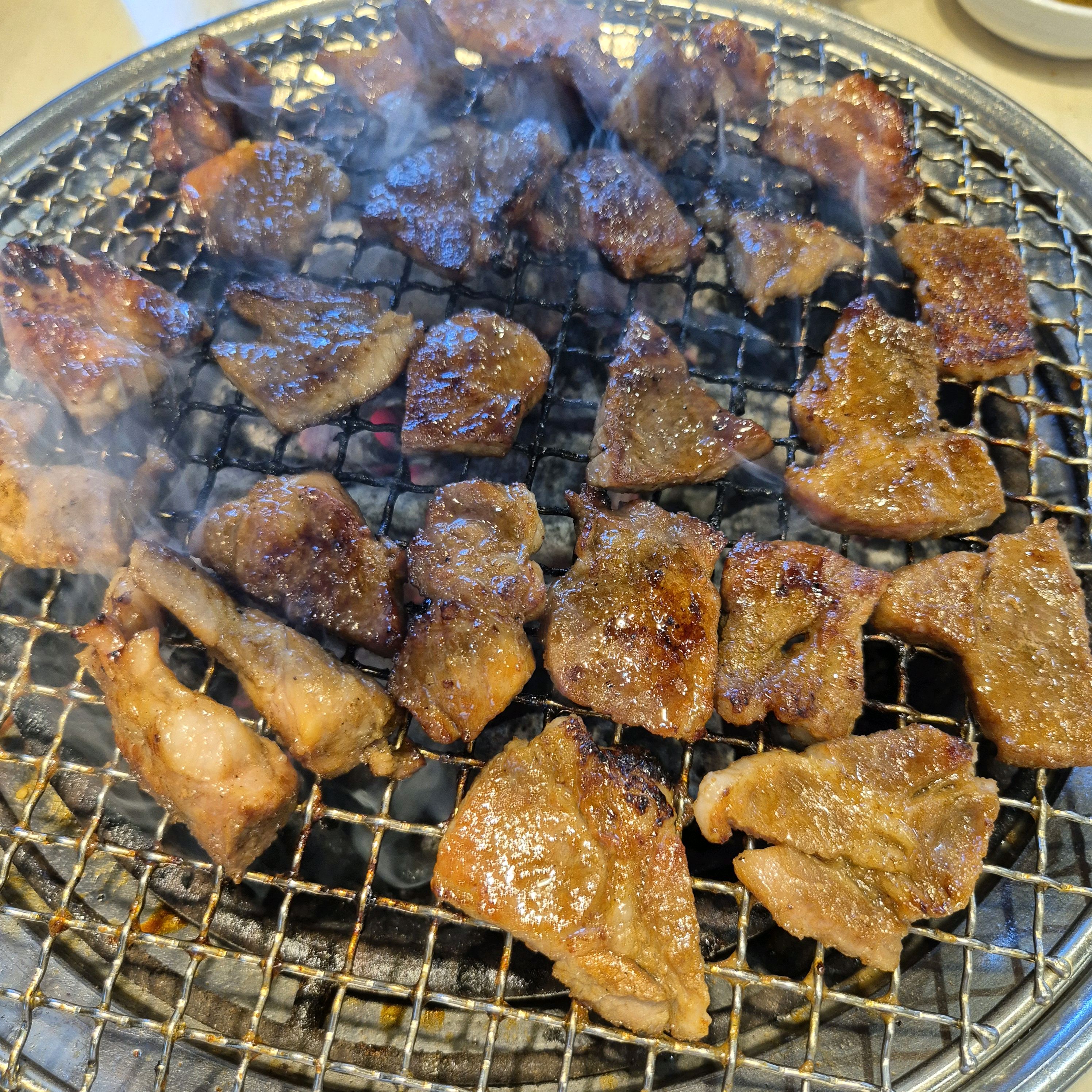 양념갈비가 정말 맛있어요. 사장님도 너무 친절하시고 고기도 너무 맛있어서 둘이서 세 판 정