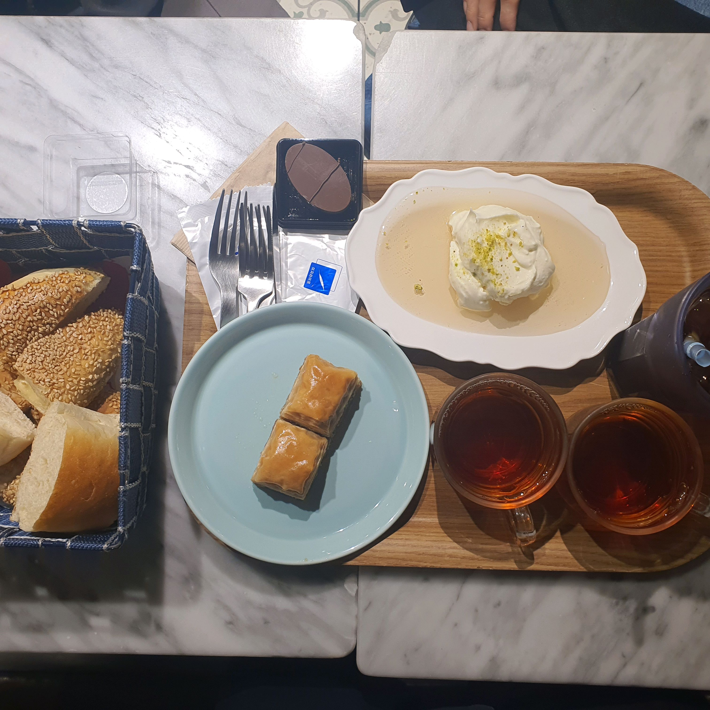  한국 서울 한강진역 주변 감성 디저트 카페 케르반베이커리&카페