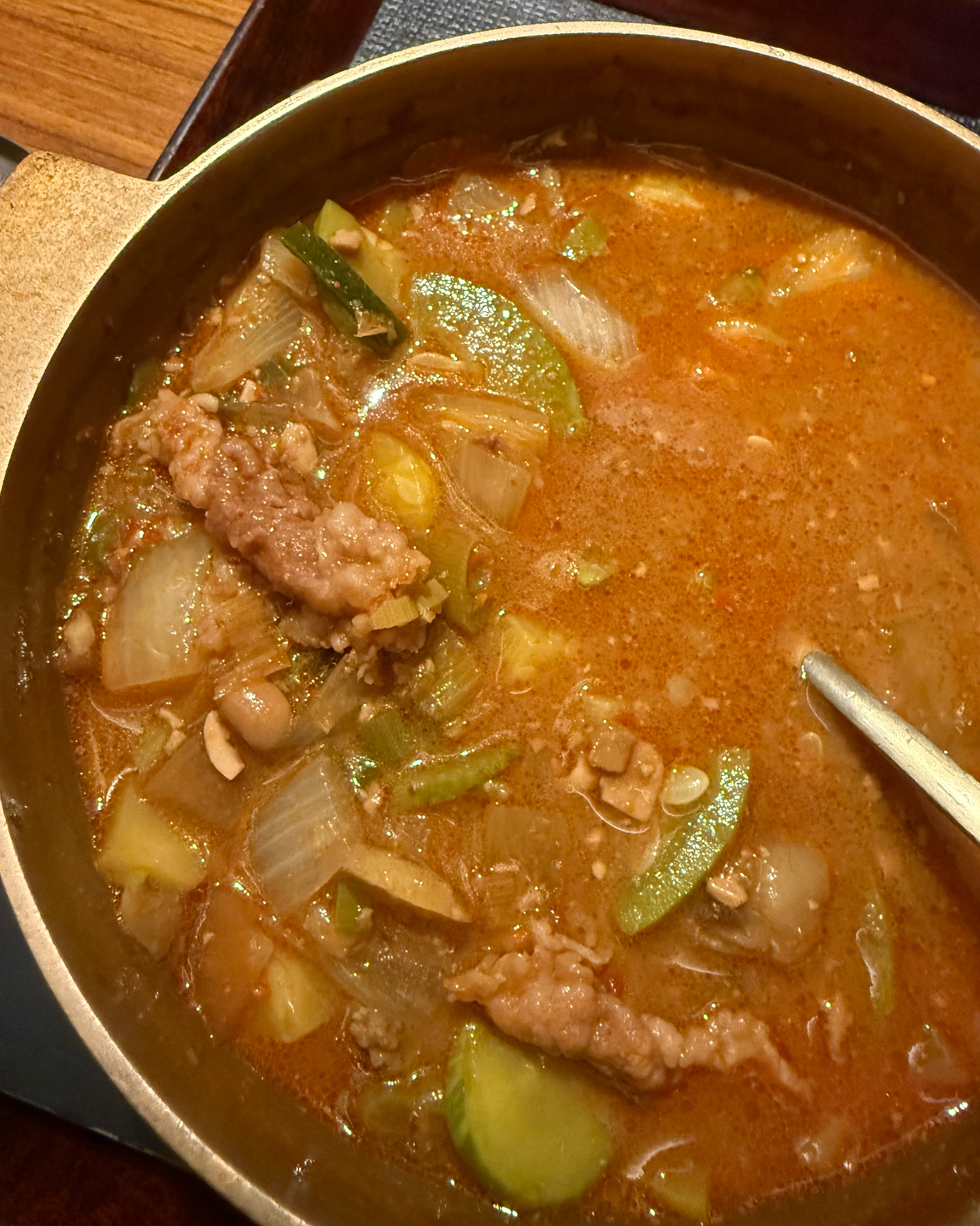 된장찌개에 두부가 없음ㅋ 차돌 된장찌갠데 왜 차돌말고 다른 고기가 잘게 들어있는지 꼭 누가