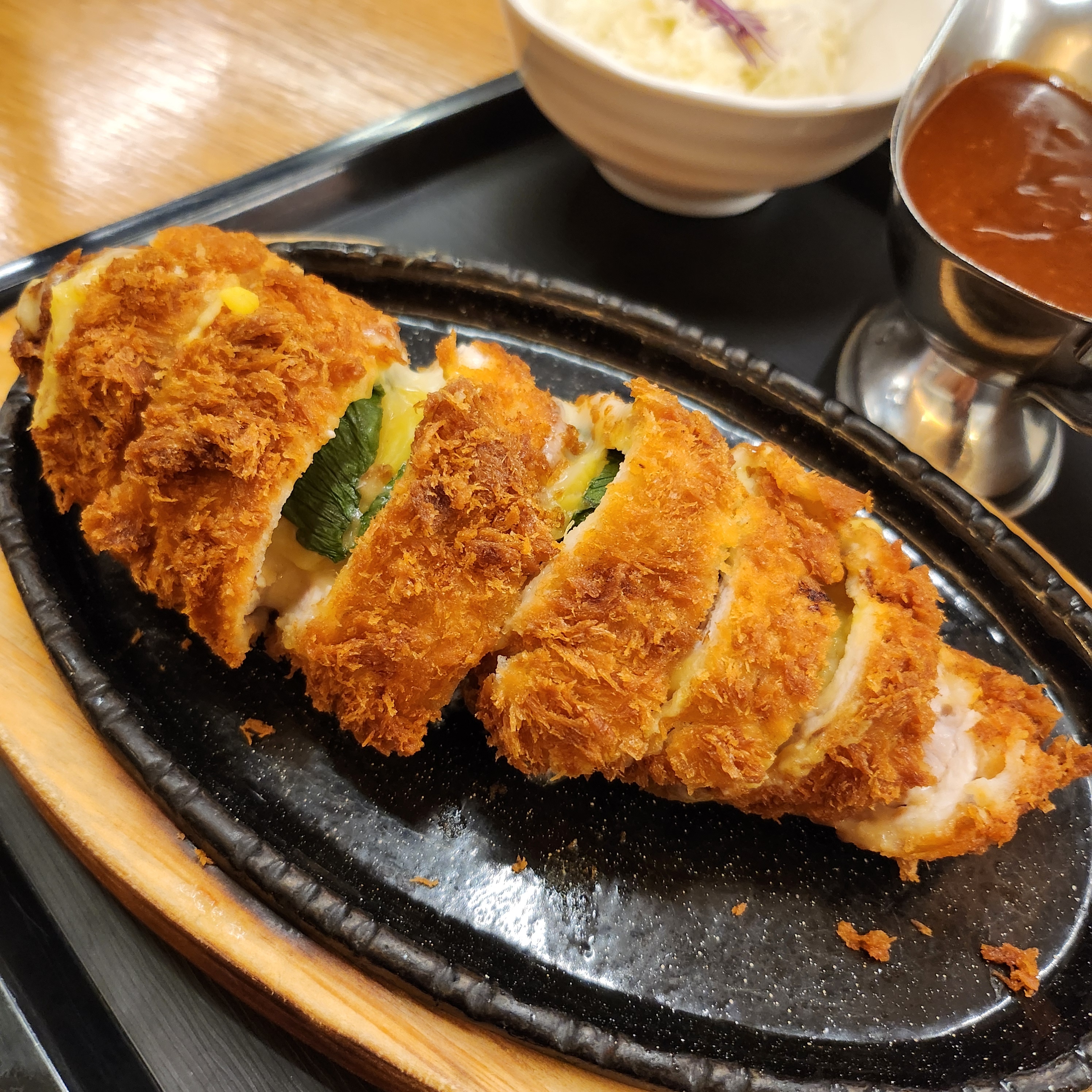 회기역동네맛집이었는데 점점 전국구돼서 뭔가 뿌듯하고 좋아요.. 매번 시키는 롤까스+볶음우동
