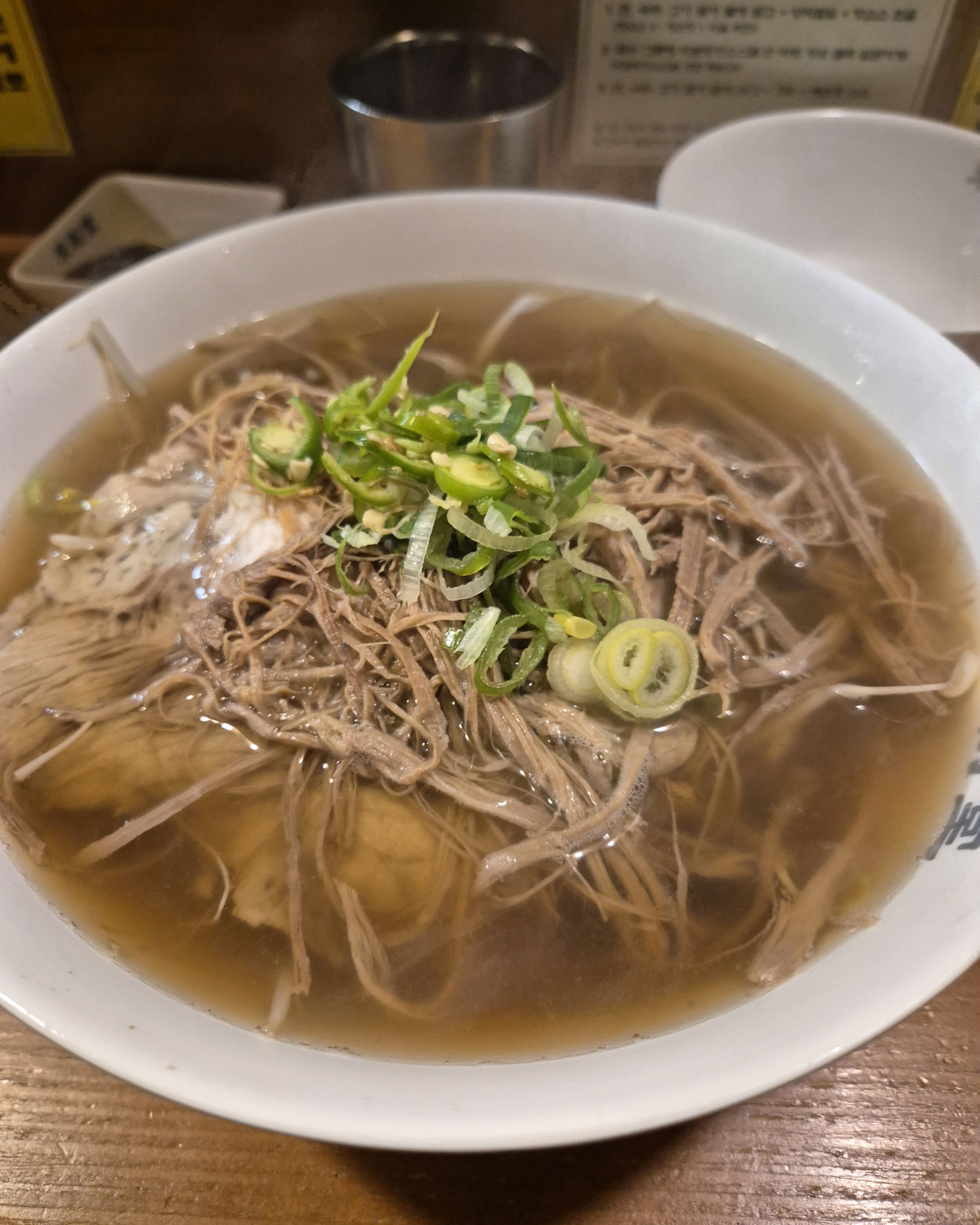 쌀국수 깔끔하고 맛있네요. 국물도 찐하고 약간 짠듯하지만 숙주나물 많이 넣어서 먹으니까 맛