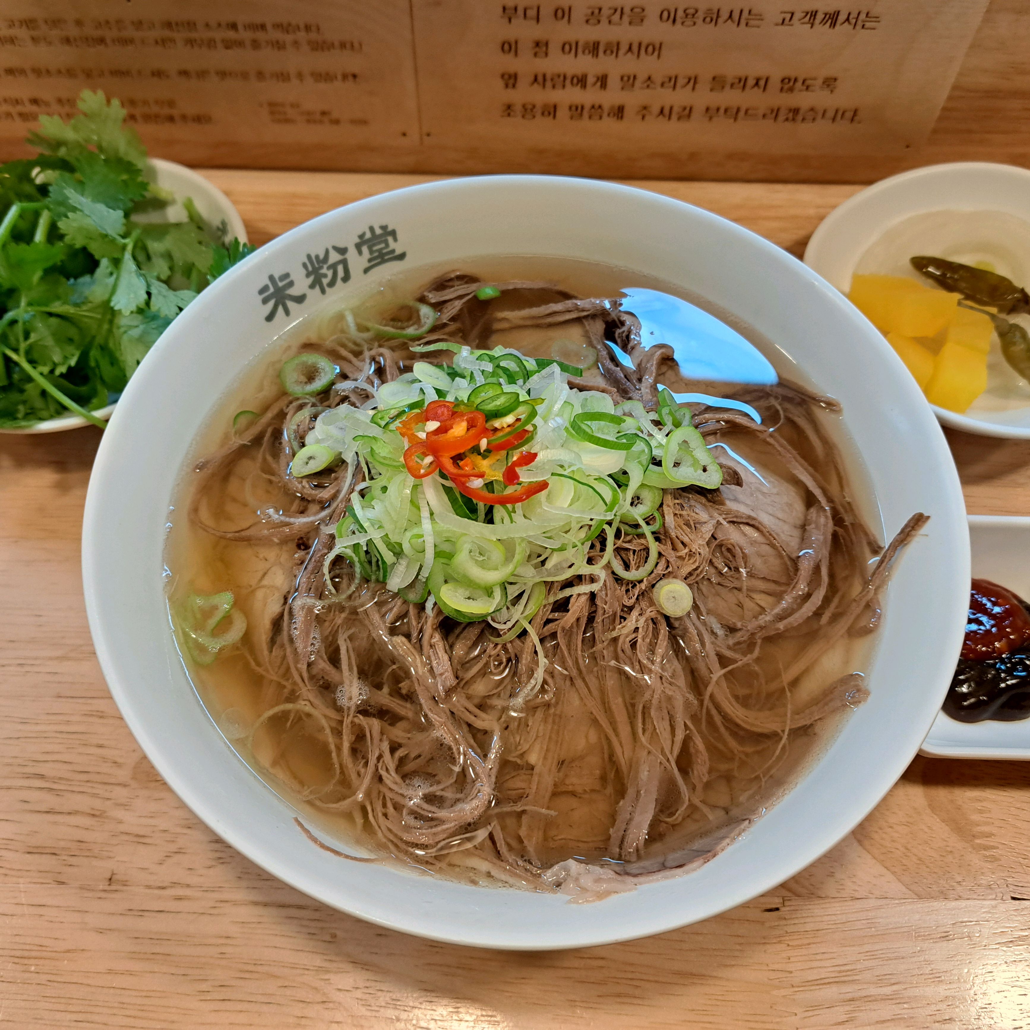 양지차돌쌀국수 맛있어요. 고기가 양도 많고 부드러워요. 육수도 진하면서도 깔끔하고 면발도