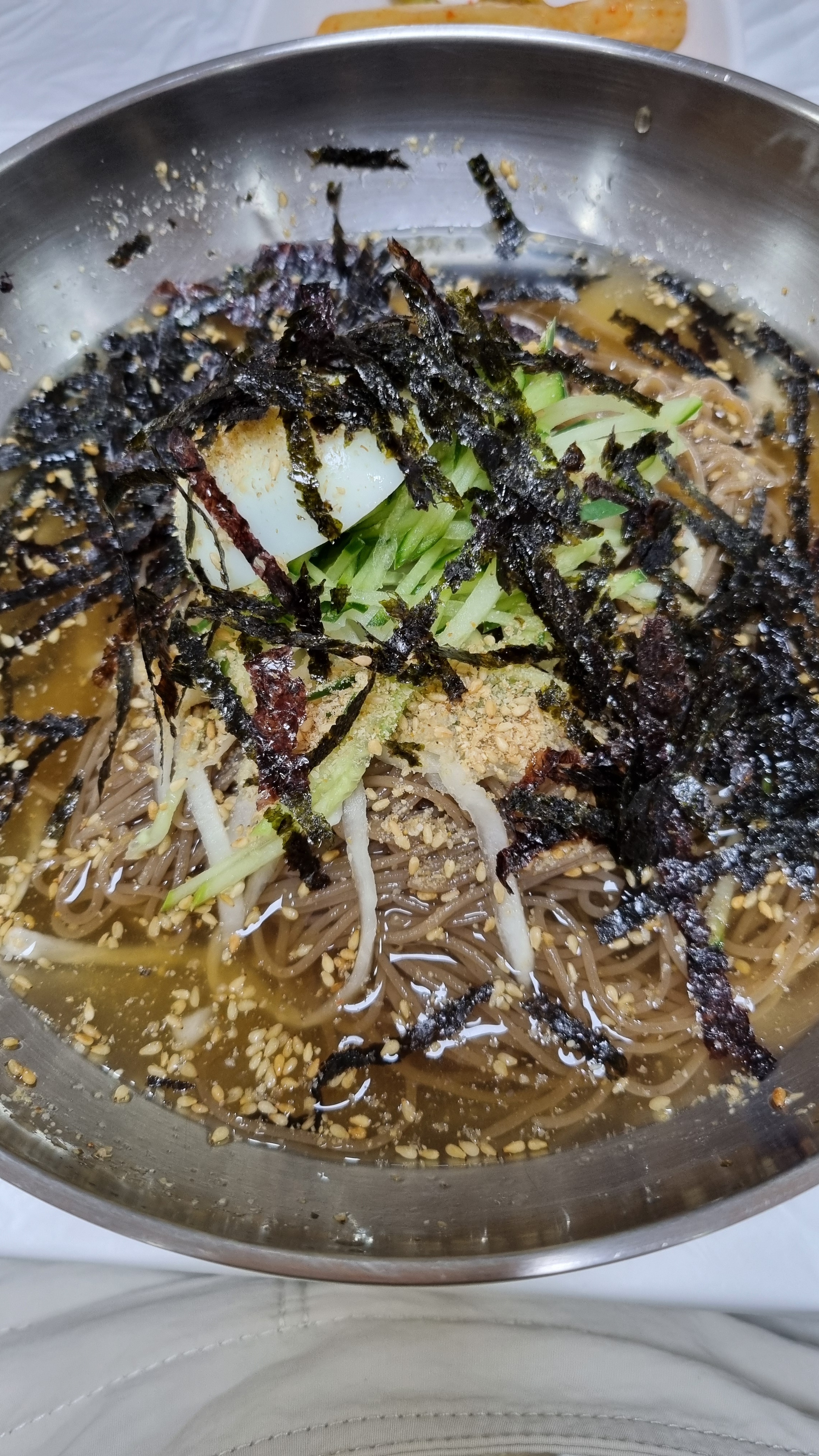 칼국수 먹으려다 날이 꽤 더워서 막국수로 급 선회했는데 너무 맛있게 먹었습니다~ 면이 매끈