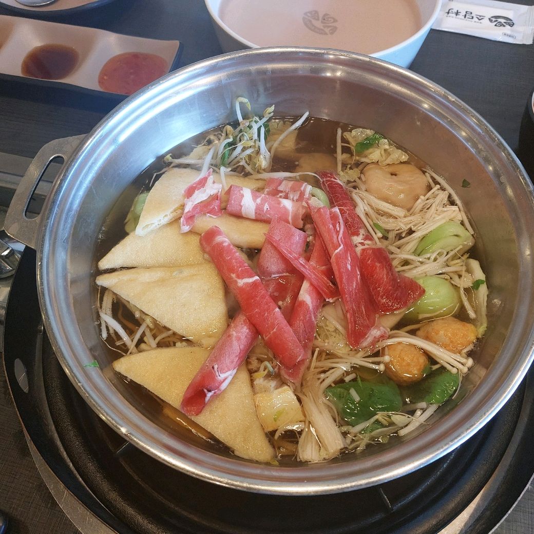 깔끔하고 재로도 다양해서 푸짐하게 맛있게 먹었는데 디저트까지 아이스크림과 커피 등 다양하