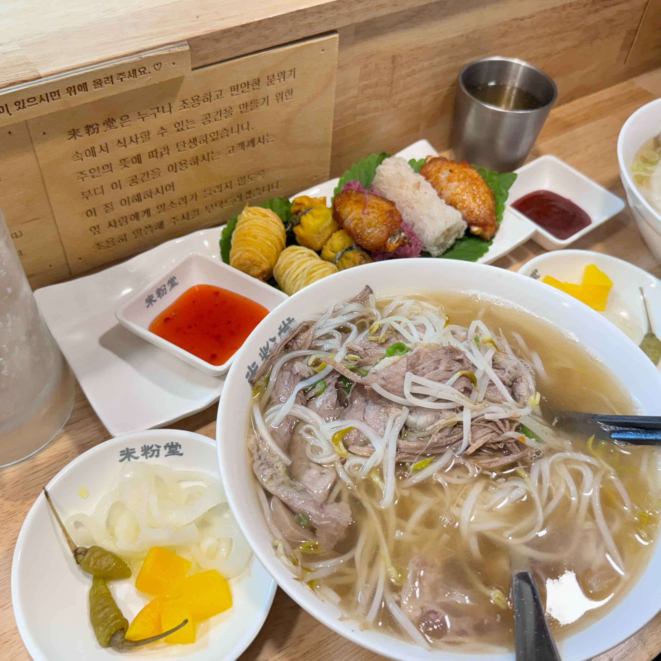 매번 올때마다 맛있고 새로운 짜릿한 식당,, 진짜 맛있구 국물도 진~하니 맛있어요!! 무한
