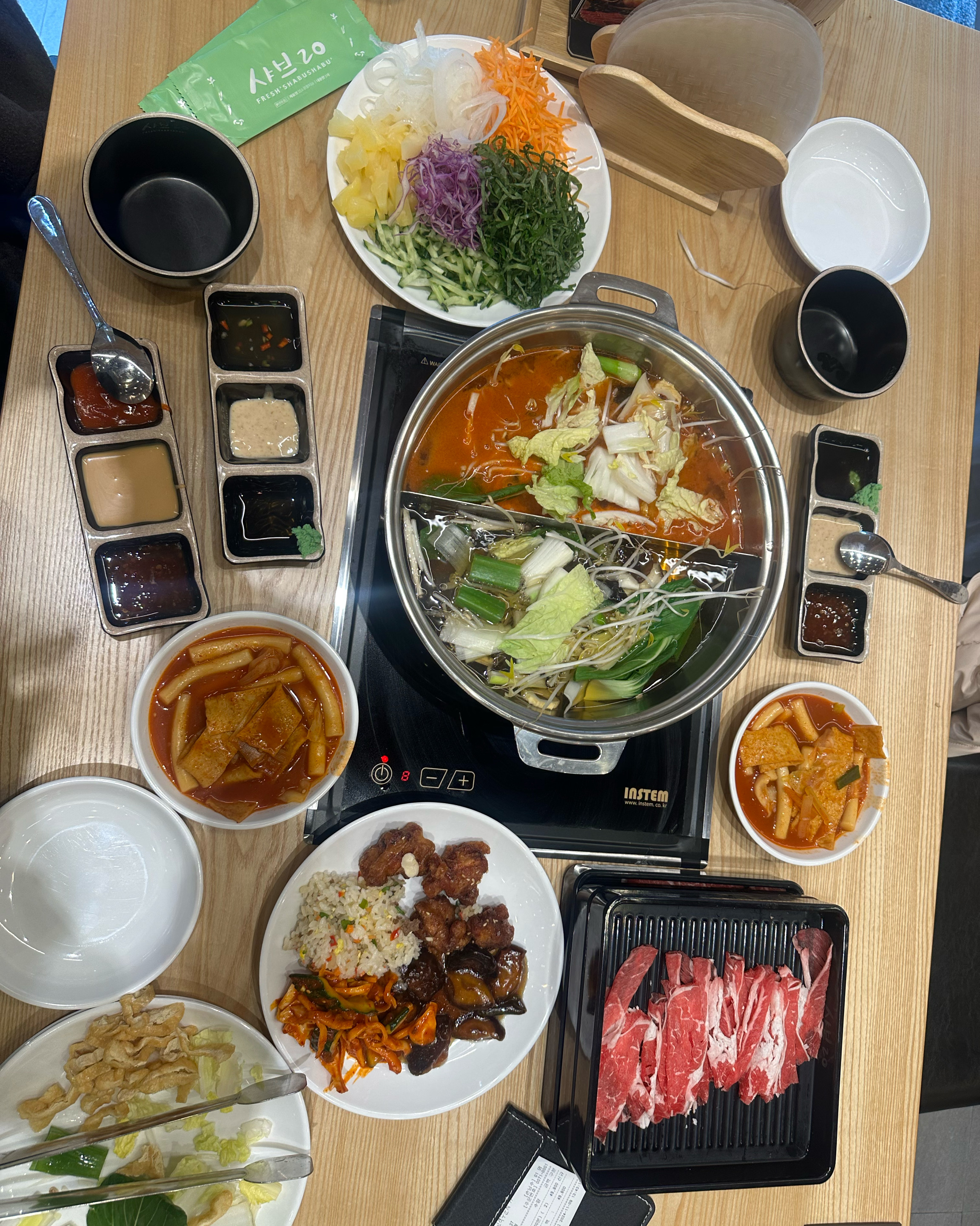 샤브고기가 리필로 먹을수 있어서 좋아요 채소 종류도 다양하고 음료도 리필해먹을 수 있어서