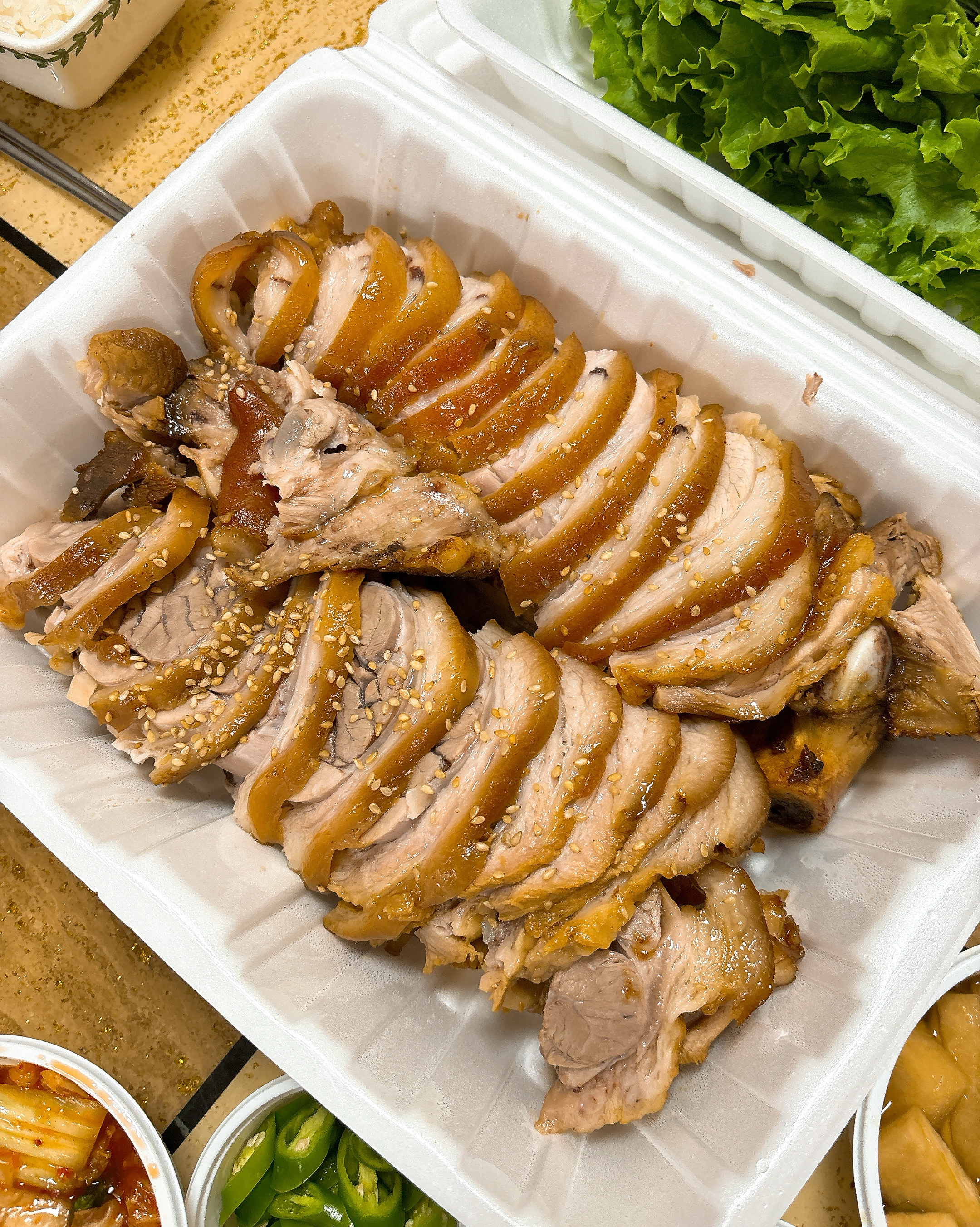 손이가 족발먹고싶어서 포장했어요!! 고기는 야들야들 비계는 쫄깃쫄깃😋👍 밥도둑입니다ㅋㅋㅋㅋ