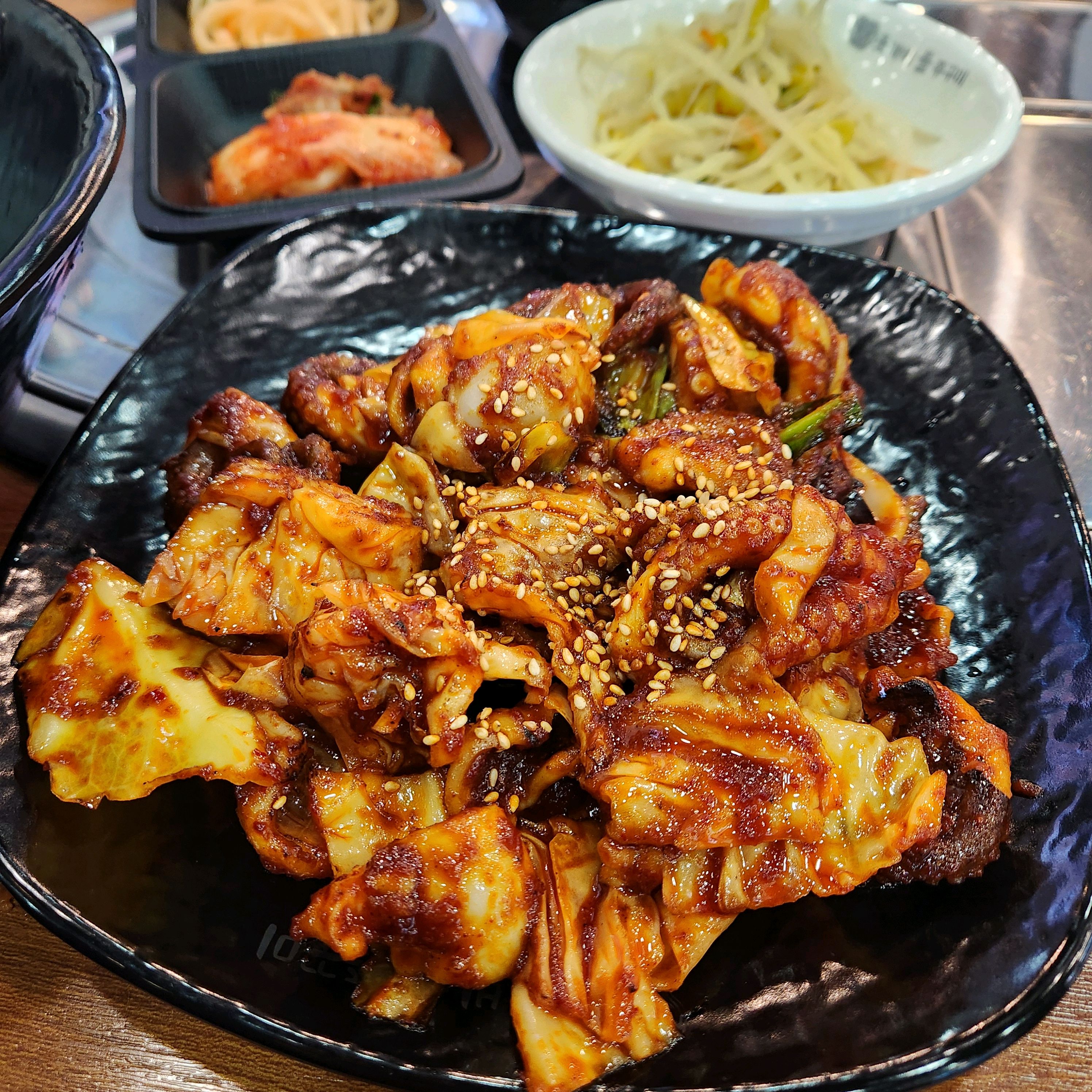 쭈꾸미 대박입니다 양념도 너무 맛있고 쭈꾸미도 크고탱글하며 쫠깃해요 양배추 큼직하게 들어가