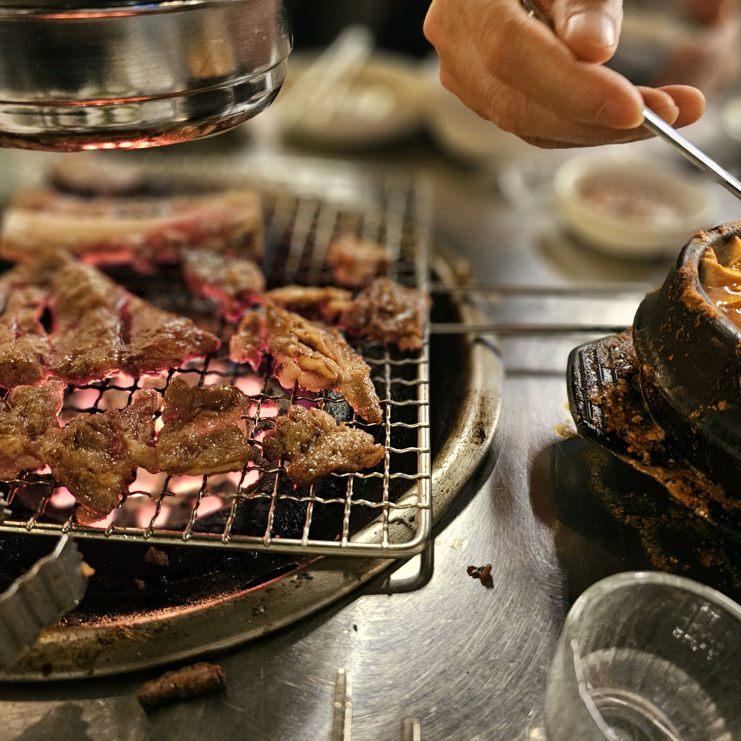 어렸을때먹었던 갈비맛입니다! 2천원인 된장찌게가 맛있네요! 우대갈비 2인분에 56000원에