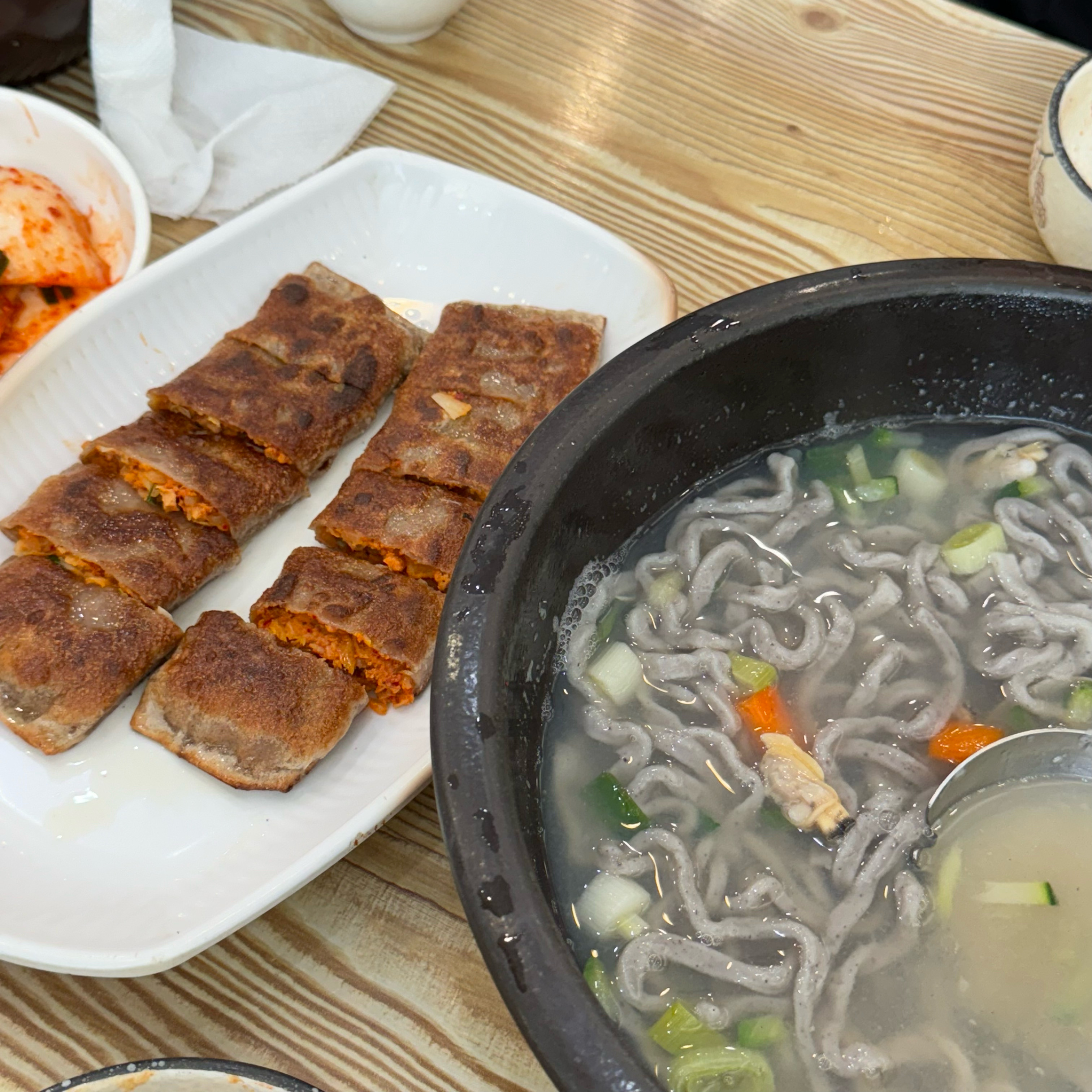기본으로 나오는 보리밥부터가 찐인 곳,, 바지락 칼국수 메밀전병 모두 맛있고 양도 많아요!