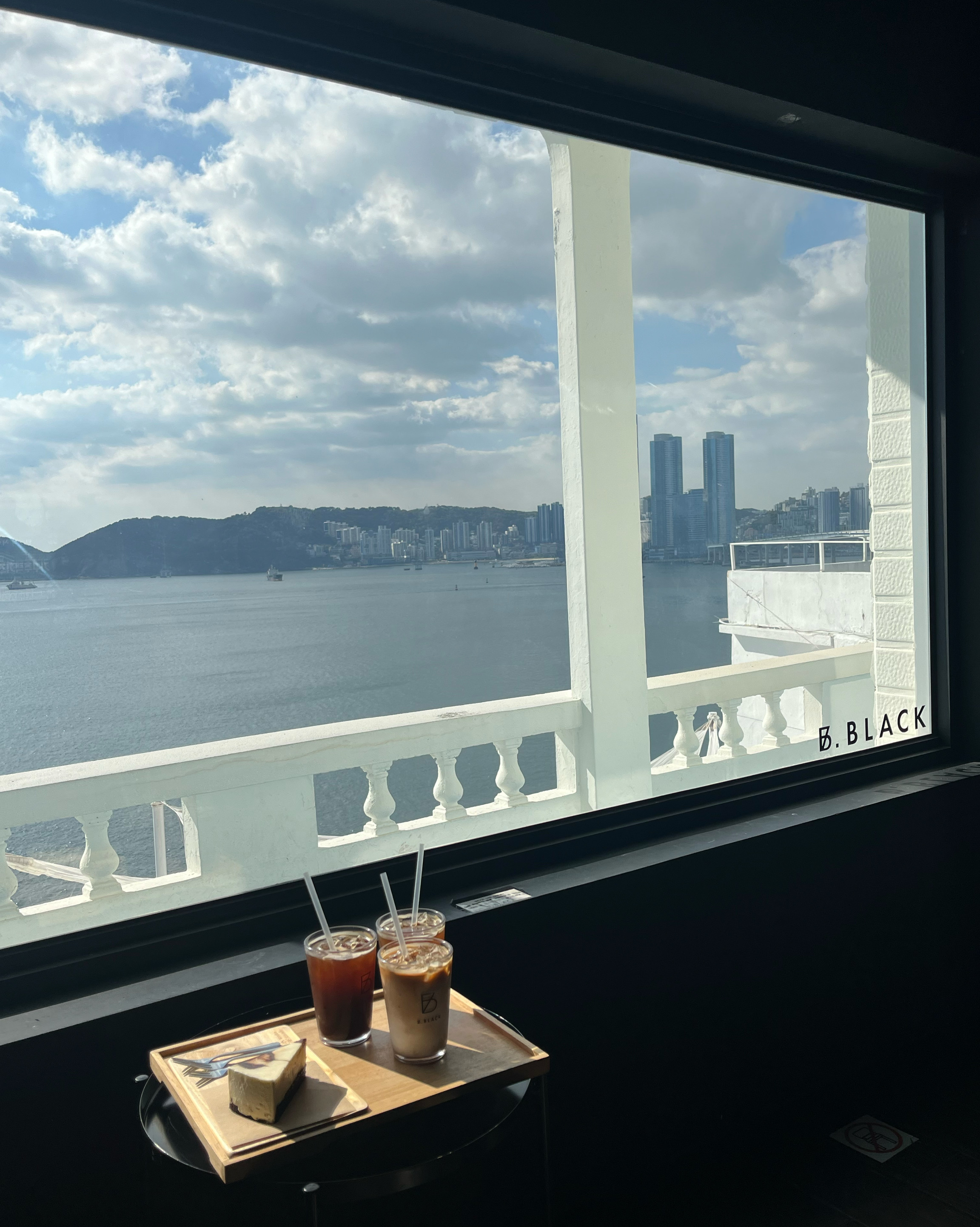  부산 영도 흰여울문화마을 감성 브런치 카페 카페 비블랙