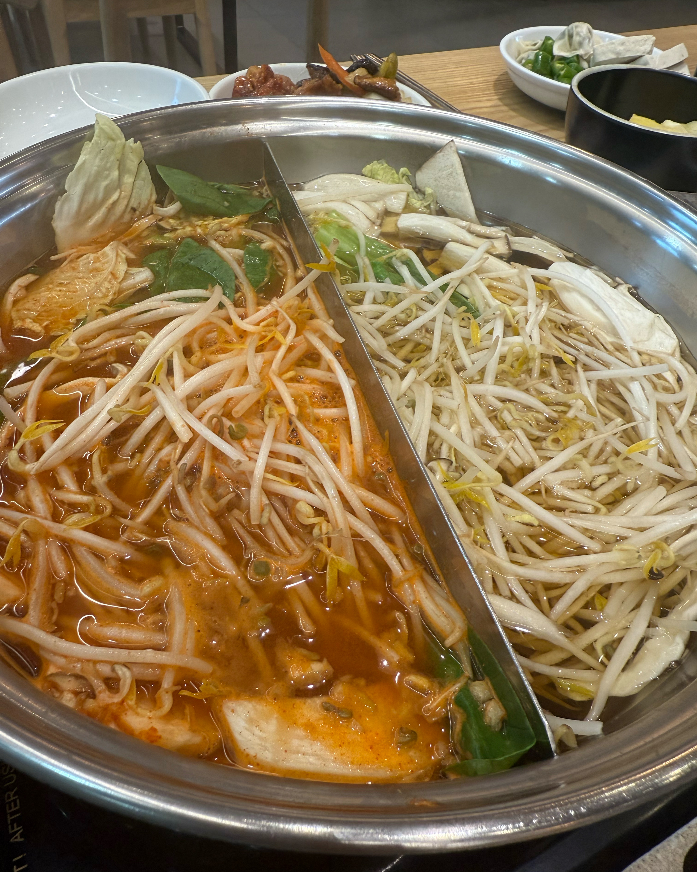 샤브샤브 땡기는 날은 여기를 자주 갑니다. 재료가 신선하고 너무 맛나고 디저트 아이스크림