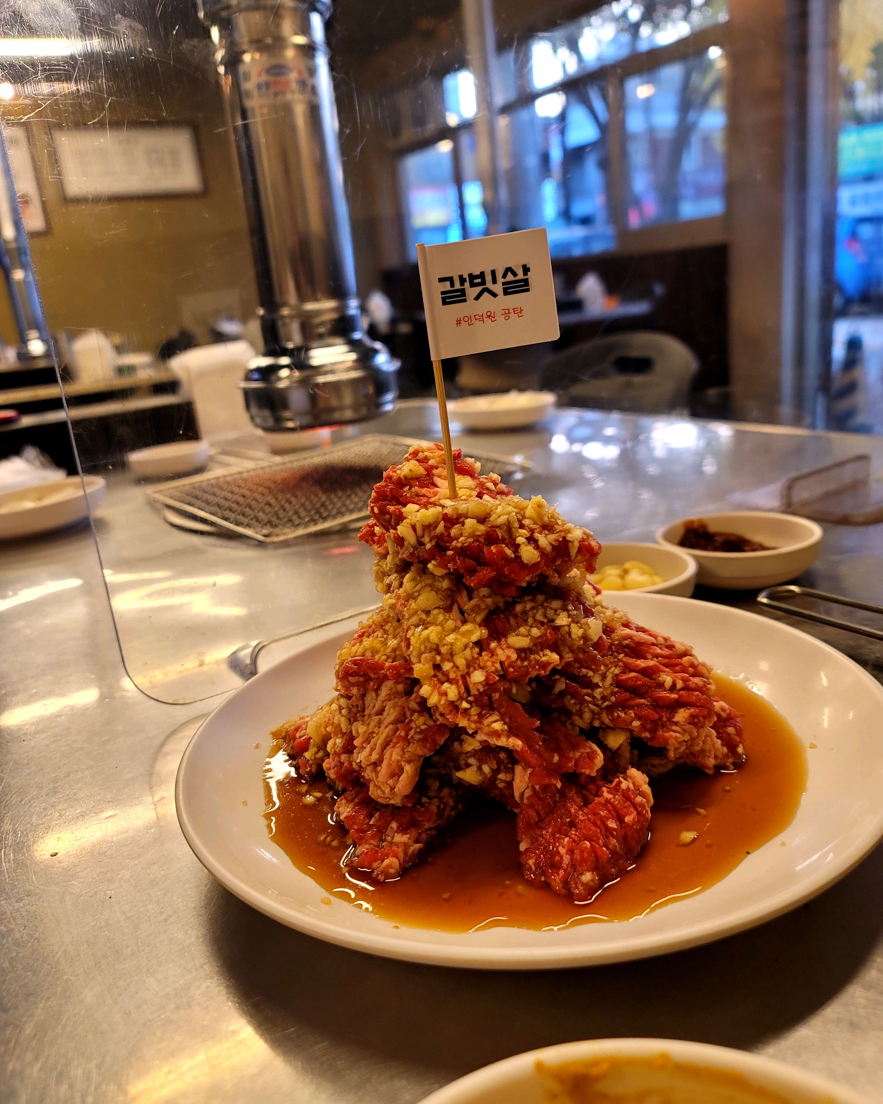 양념소갈비 맛집이에요~♡ 고기질도 늘 좋고 양념도 맛있어요 오늘은 칼집이 좀 마니 들어간듯