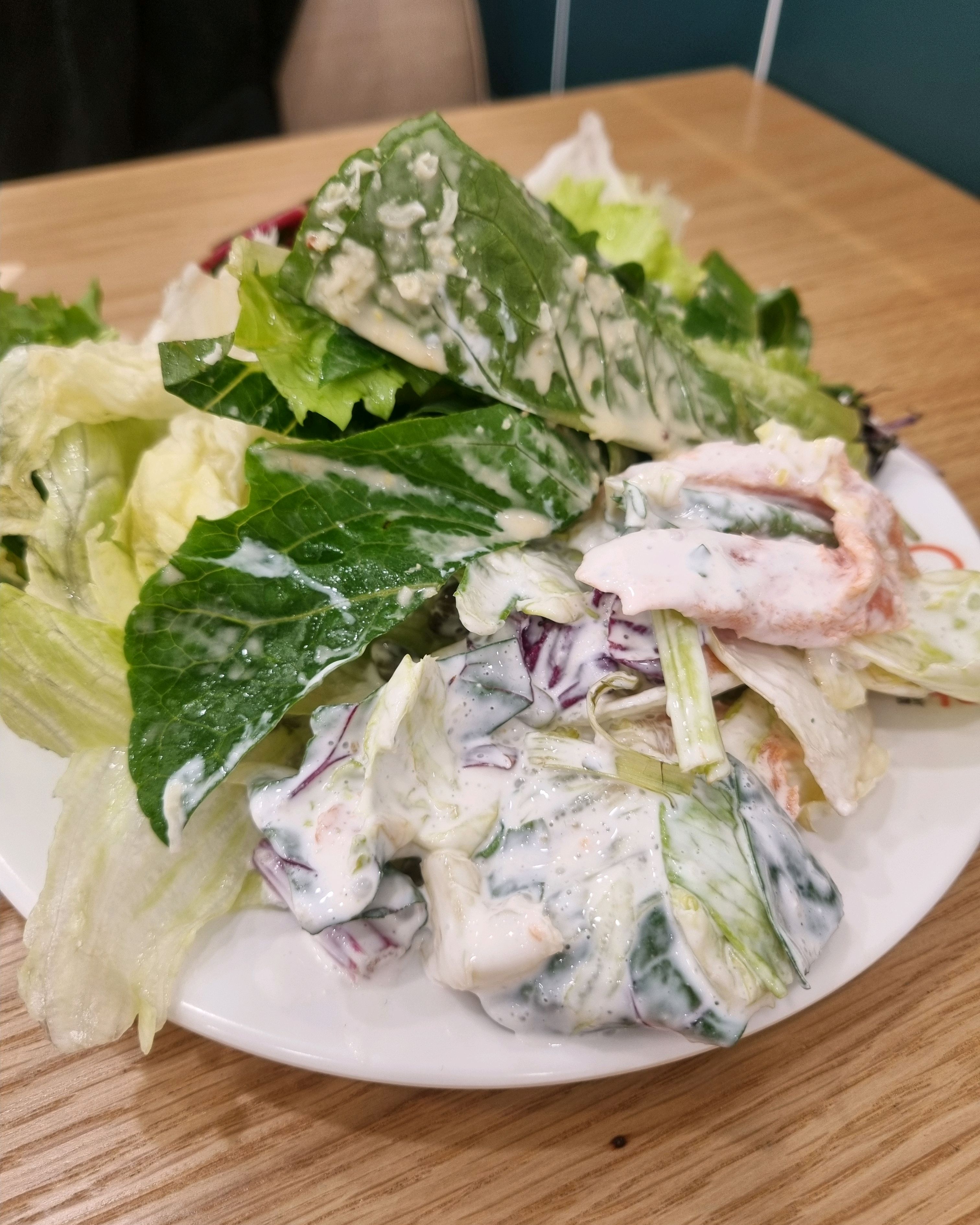 스시 종류다양한데 퀄리티도 괜찮고 밥양도 많지않고 넘 맛있어요ㅋㄱㅋㅋ연어샐러드,묵은지회초밥