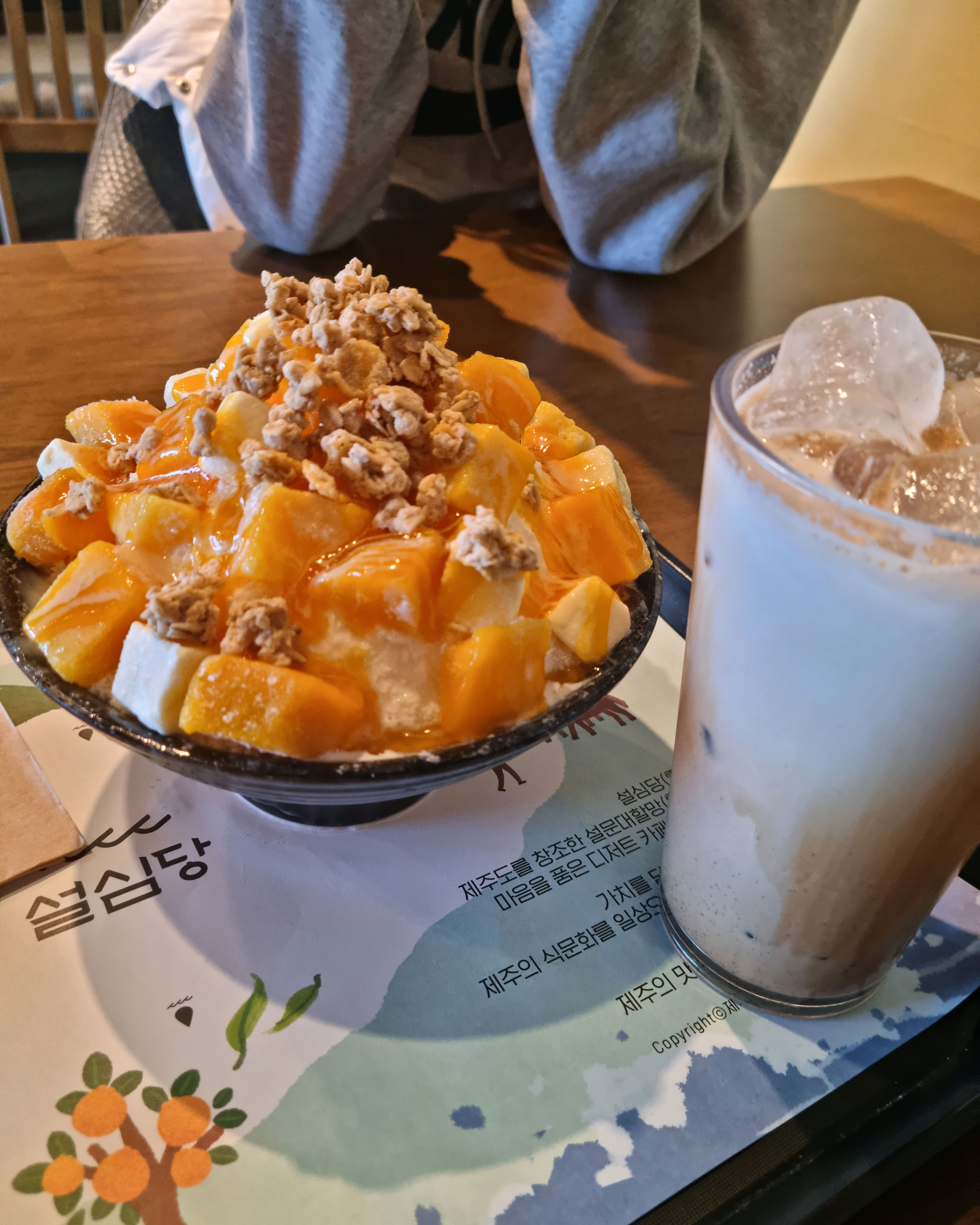 맞은편에 주차할수 있어서 좋아요~ 내부에서 바다도 잘 보이고 매장이 깔끔합니다! 빙수도 맛