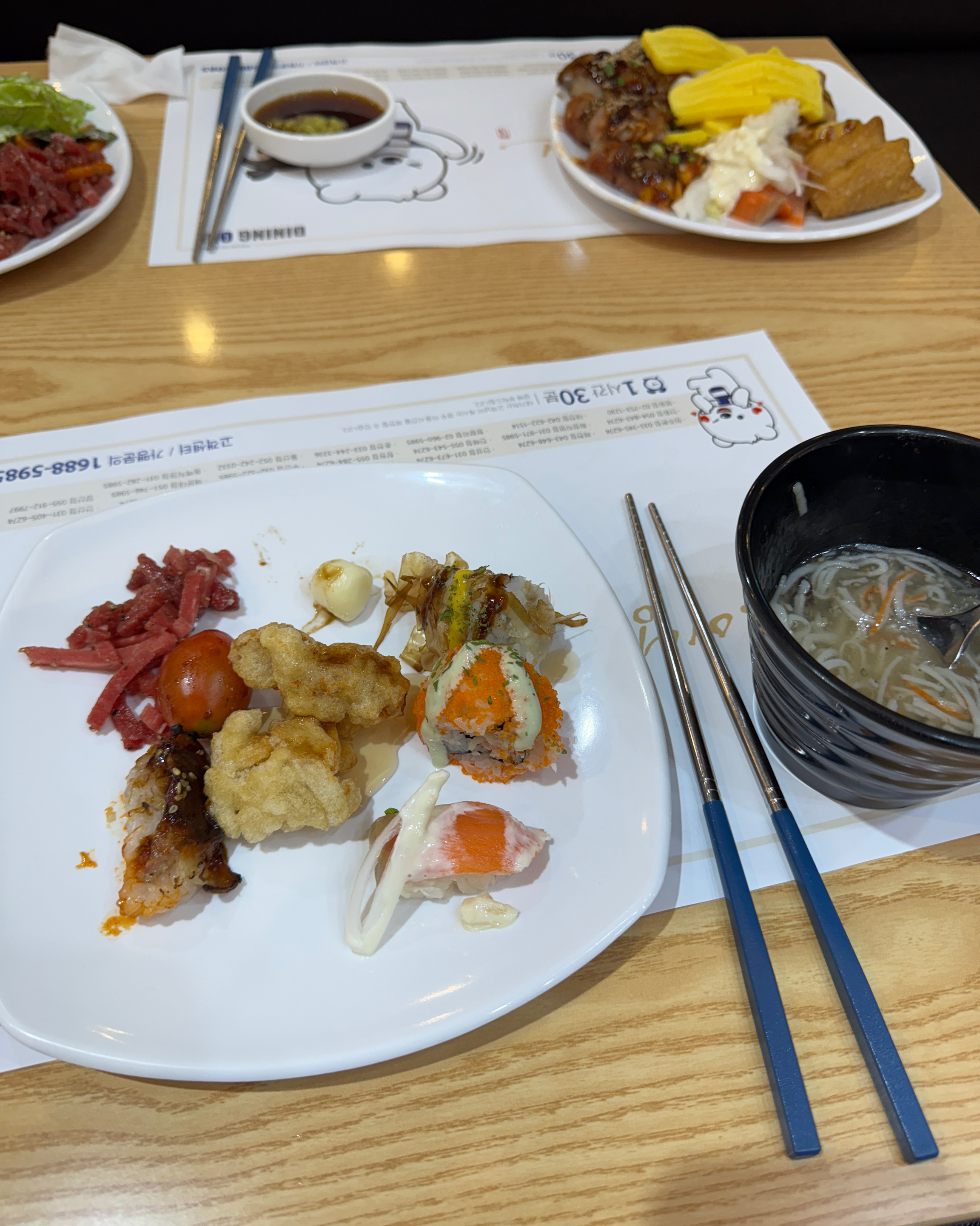 안동의 쿠우쿠우 느낌이다. 음식 종류가 그렇게 많진 않은데 , 각 음식들 맛이 다 평균은
