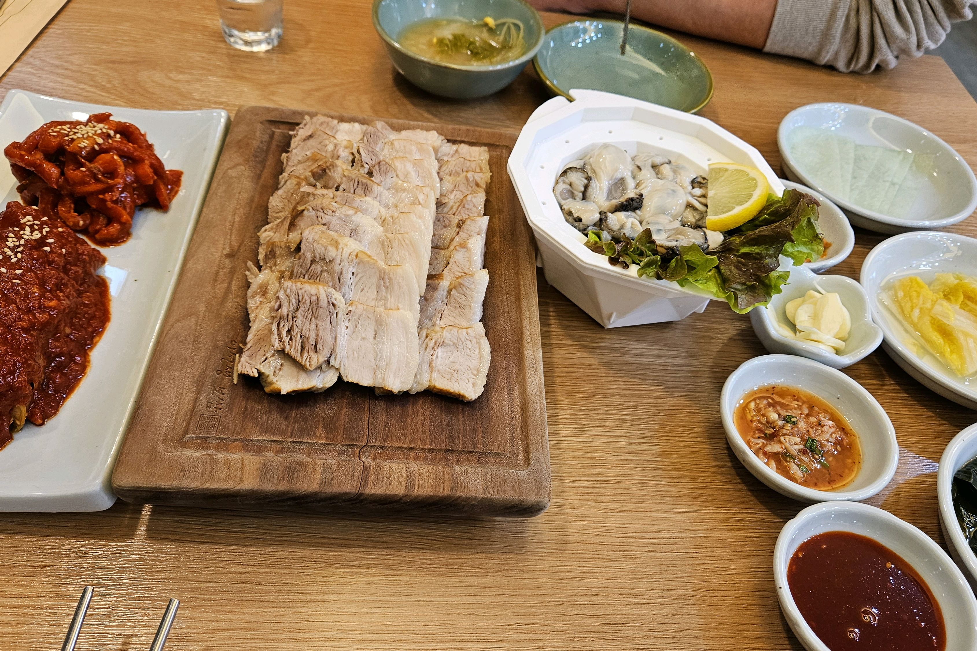 굴보쌈이랑 낙지만두 주문했어요. - 불당동 맛집 이선생보쌈