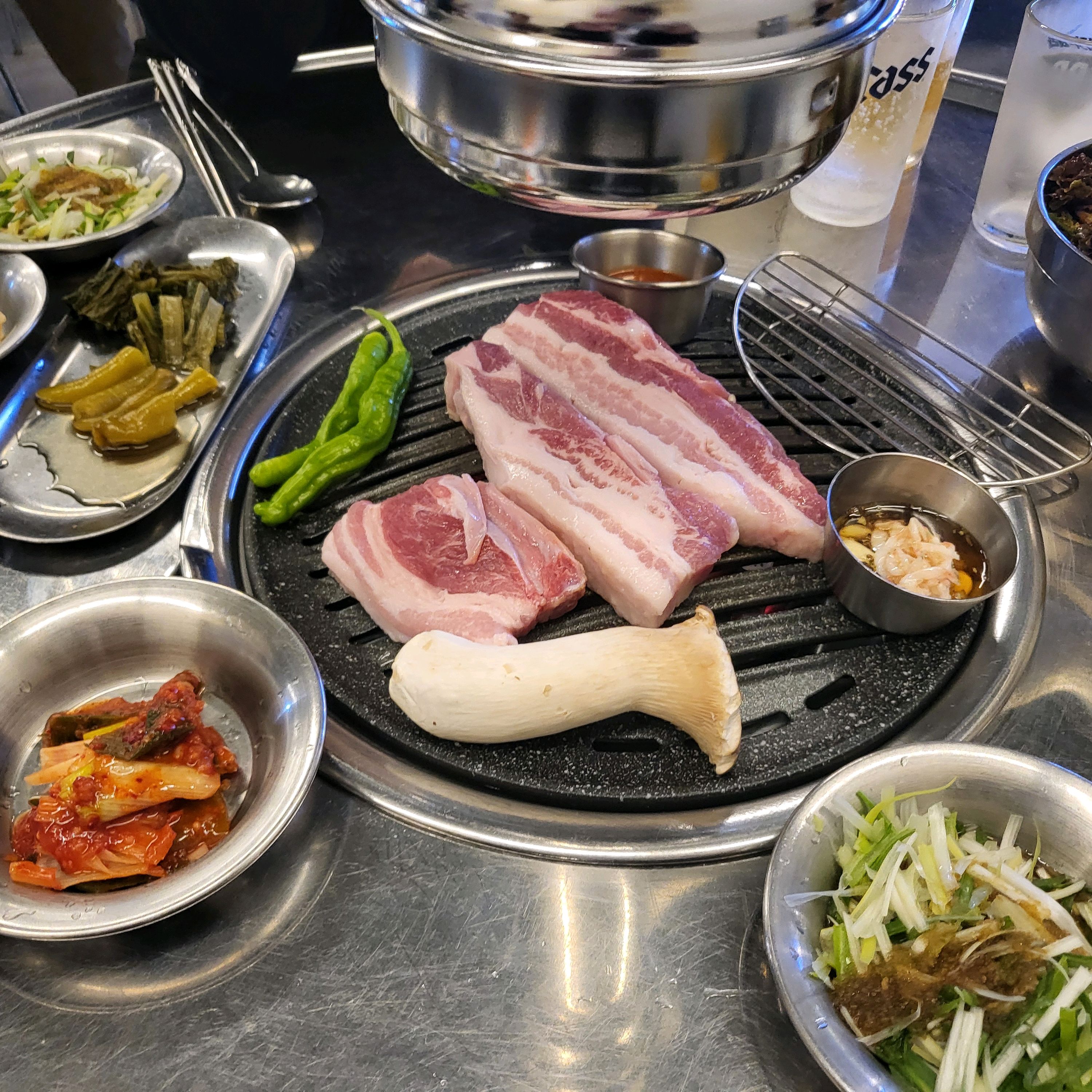 고기가 두껍고 너무 맛있습니다. 반찬도 조화롭고 직원분들도 너무 친절하셔서 자주 올거 같습