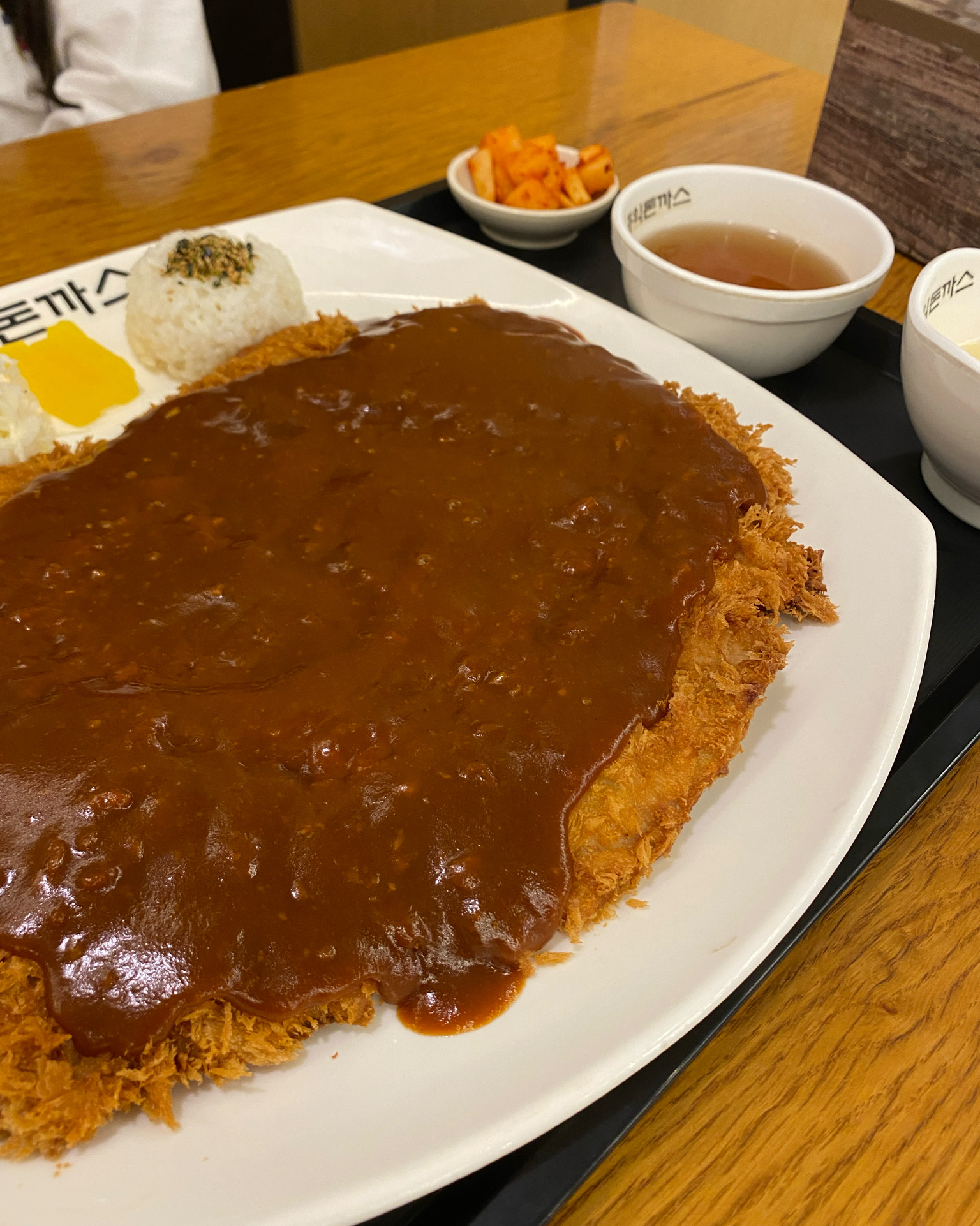 주차 공간이 진짜 넓어서 주차가 진짜 편리하고 - 제주 아라동 맛집 홍익돈까스 제주아라점