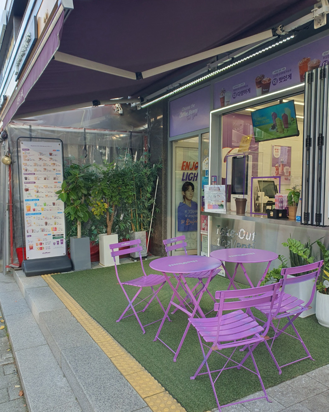 Bubble tea cafe near Sangbong station in Seoul, Korea. Debenti Saga Family I’Park branch