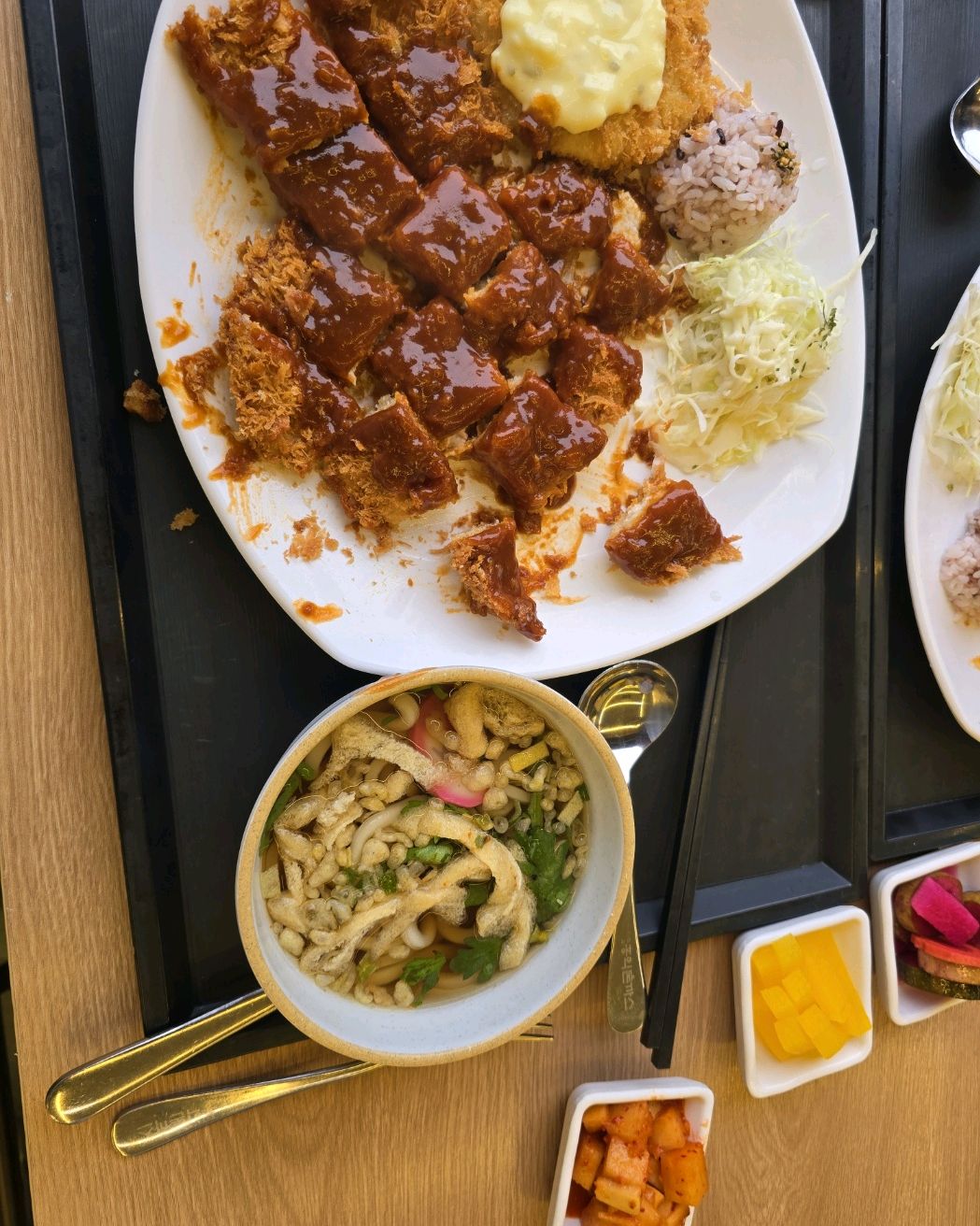 친구와 함께 비오는날 돈까스정식을 먹었는데 좋았네요! - 전주 호성동 맛집 홍익돈까스 전주호성점