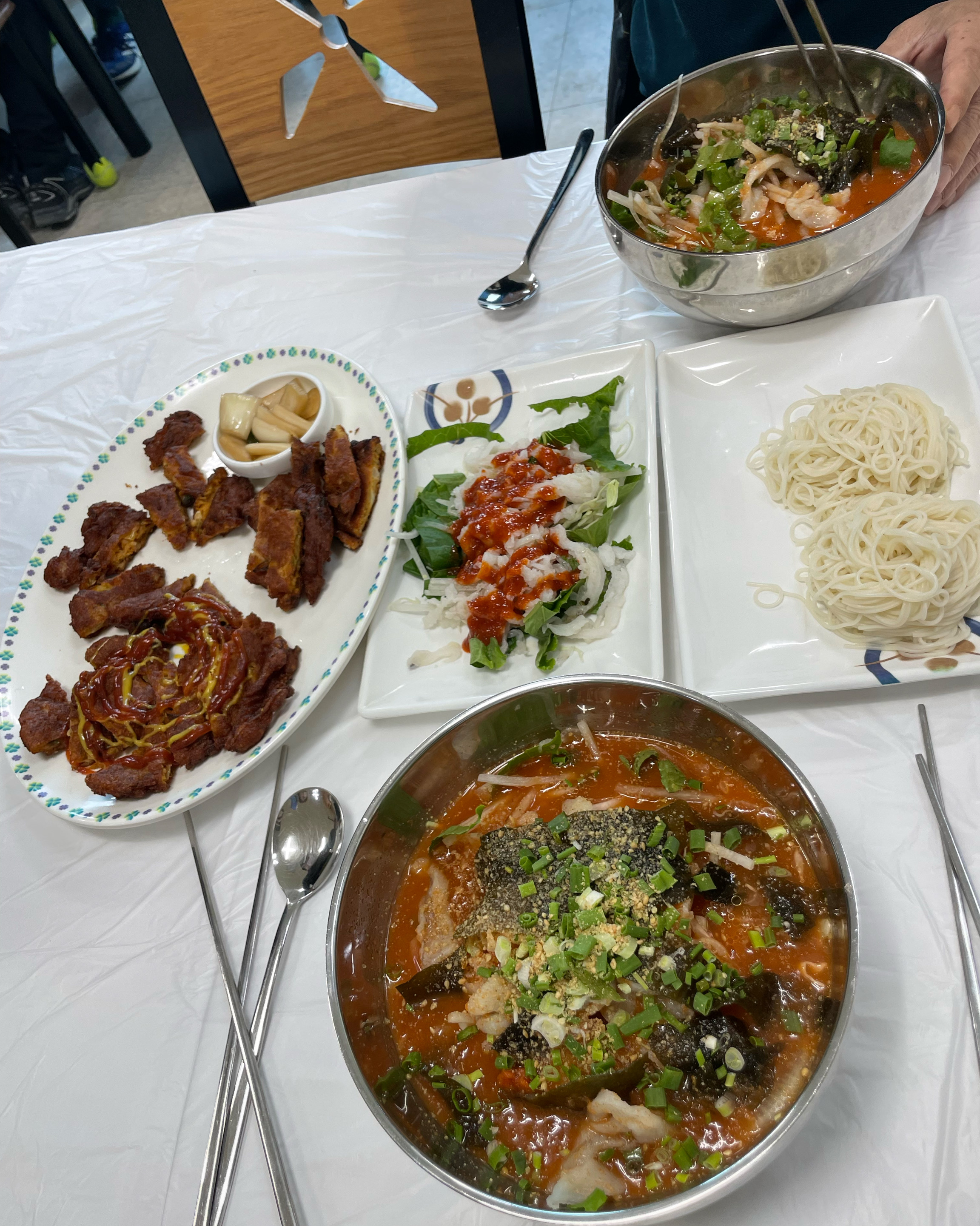 물회는 새콤하고 그럭저럭 괜찮았어요 무난한 맛 회가 많진않아요 - 경포대 맛집 강릉경포물회
