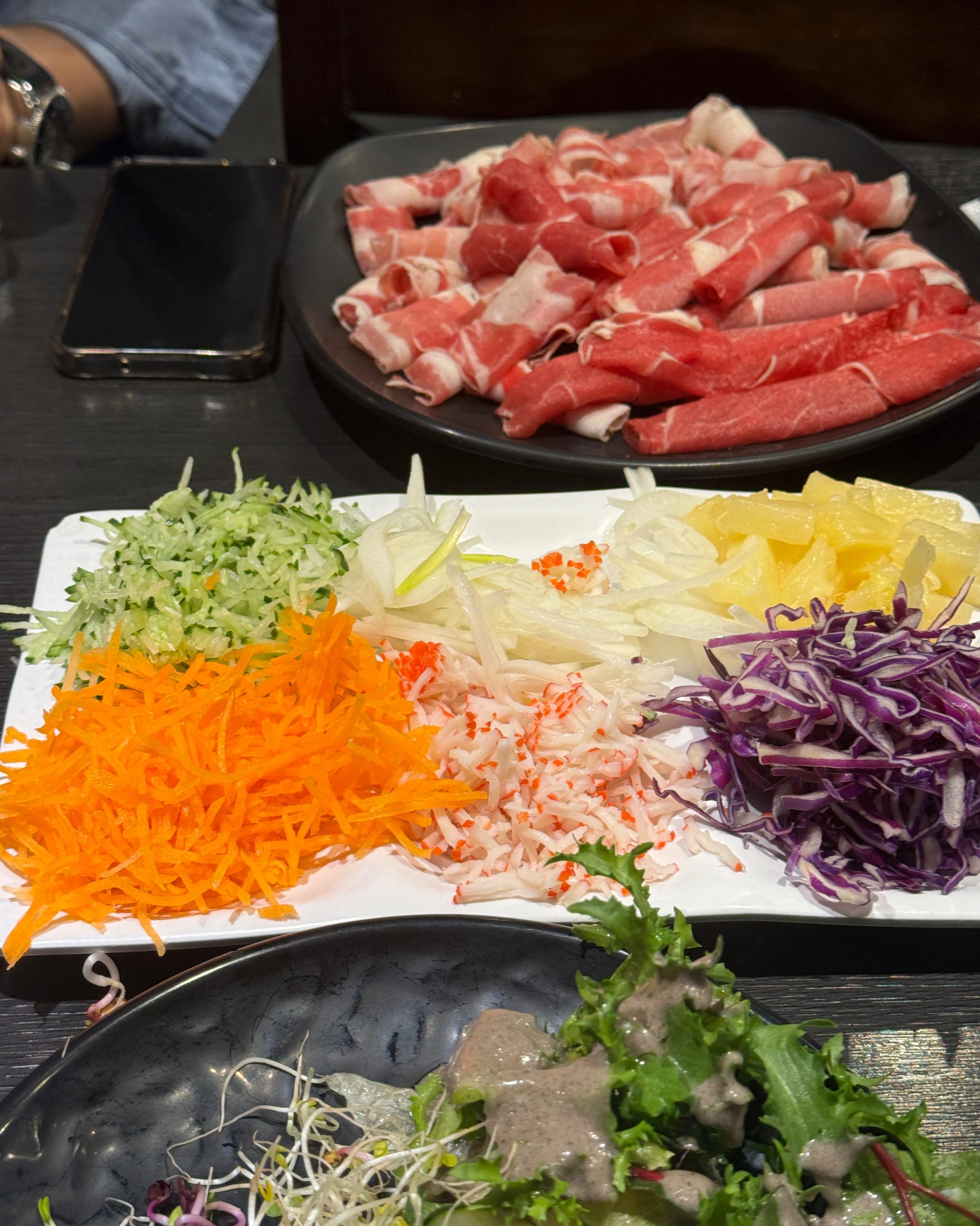 야채 종류가 다양해서 좋아요😊 샤브샤브와 월남쌈 둘다 맛있게 잘 먹었습니다. 전체적으로 깔
