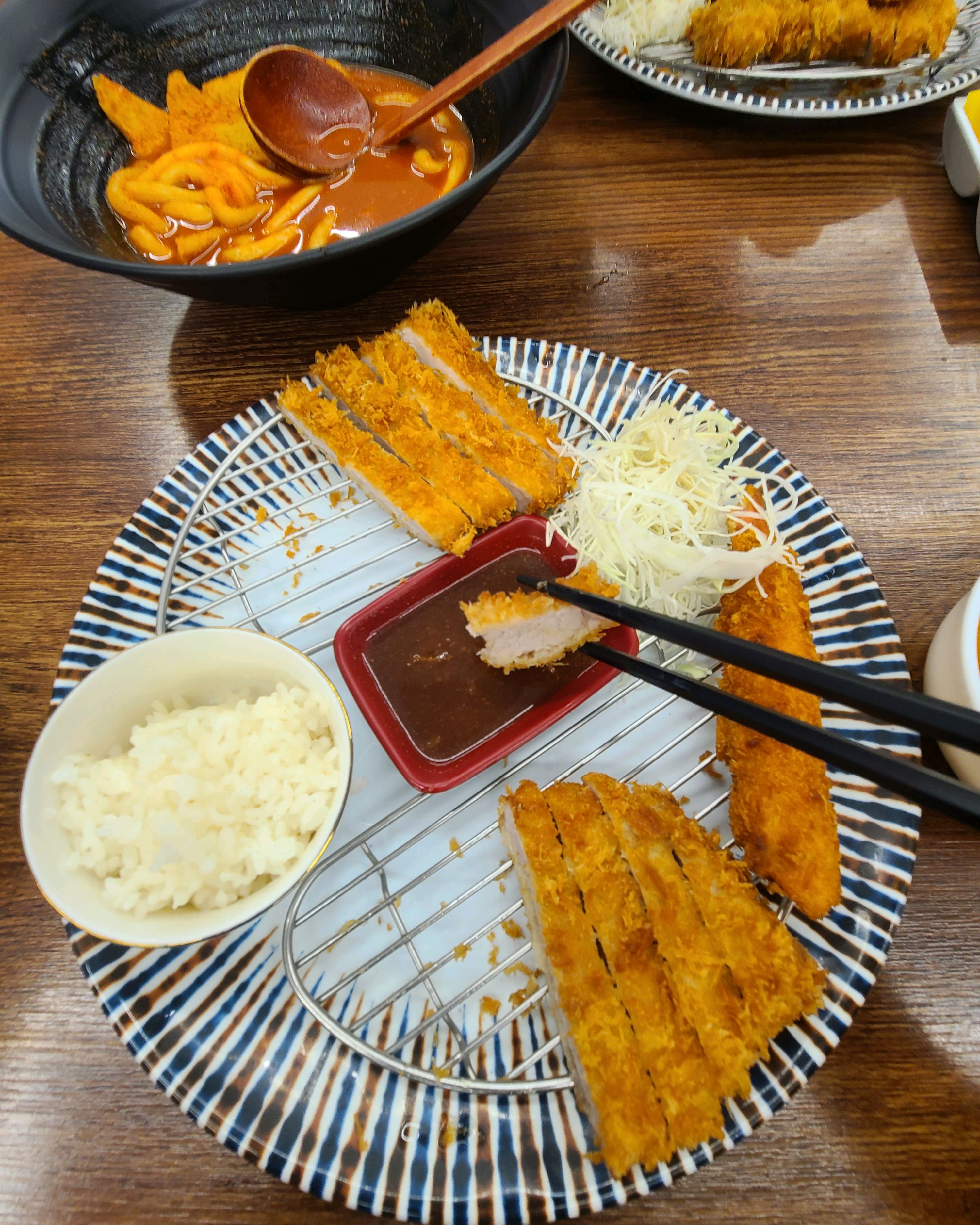 오늘은 점심에 왔어요~ 역시 돈까스에 떡볶이 찰떡 궁합이당😚 - 이천 맛집 삼동소바 이천점