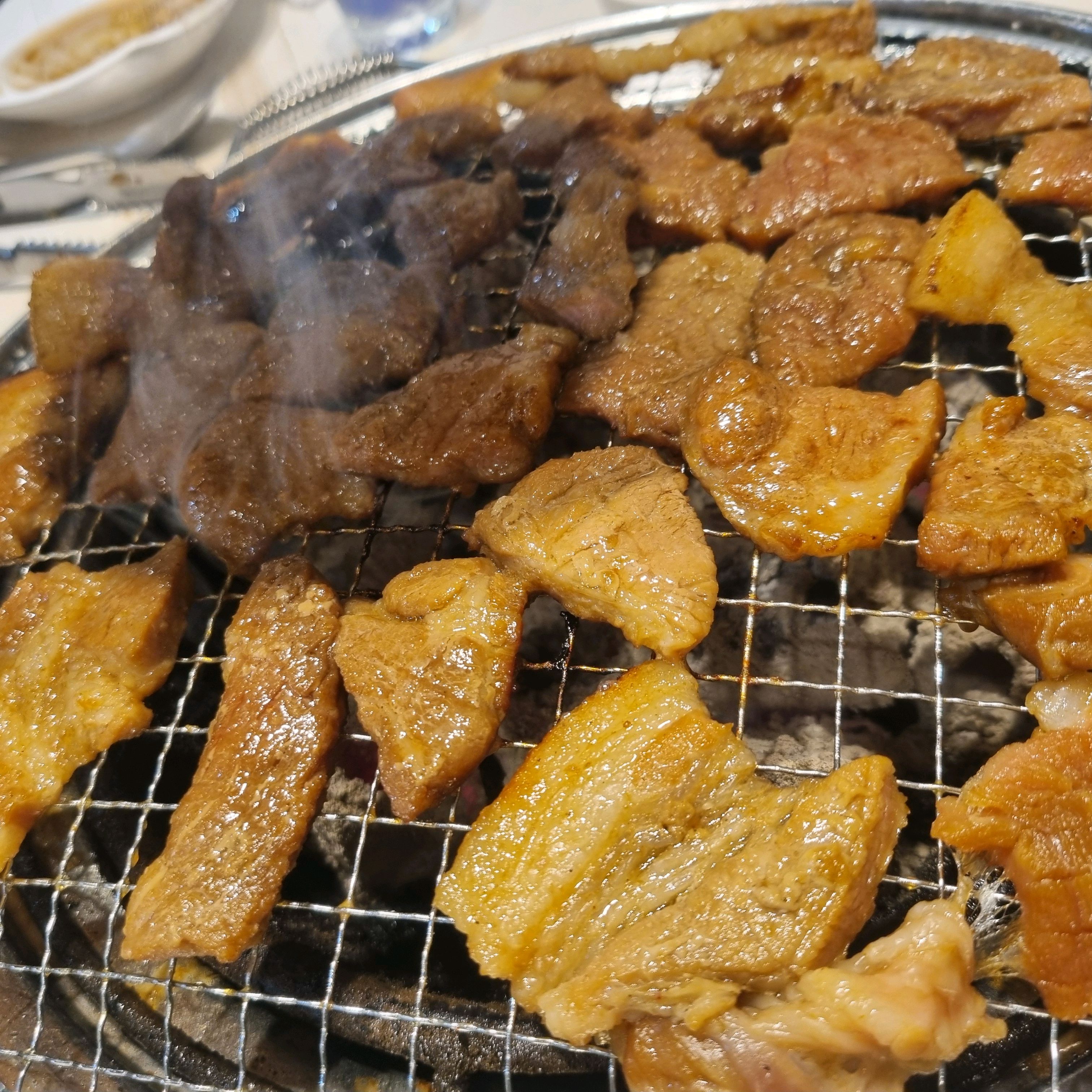 직원들이 너무 친절하고 일단 고기가 너무 좋아요 다른 가게들도 많이 가봤지만 여기서 먹는