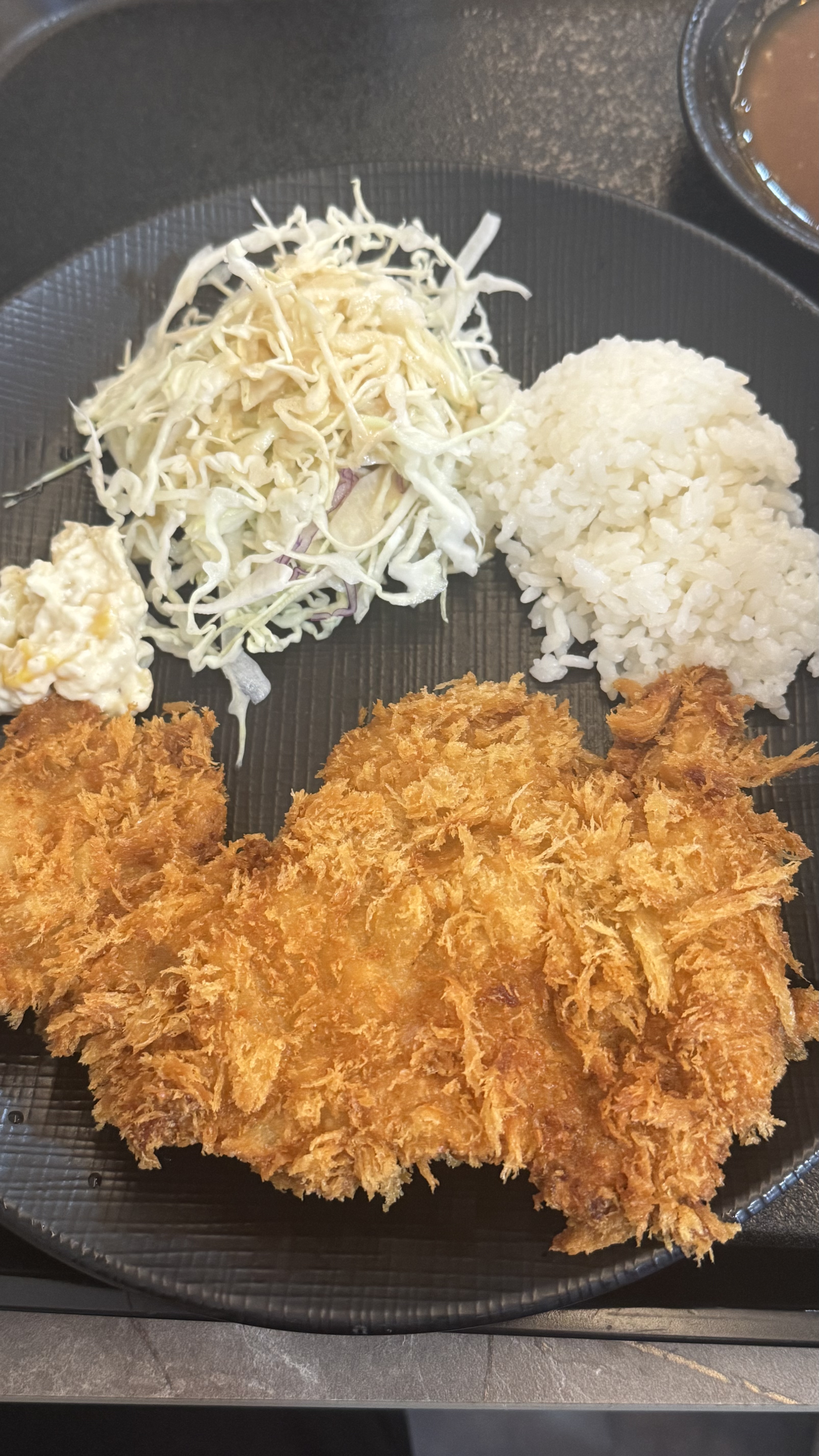 푸짐하네요. 돈까스는 일식돈까스처럼 두껍지는 않지만 튀김옷이 바삭합니다. 메밀은 쫄깃함정도