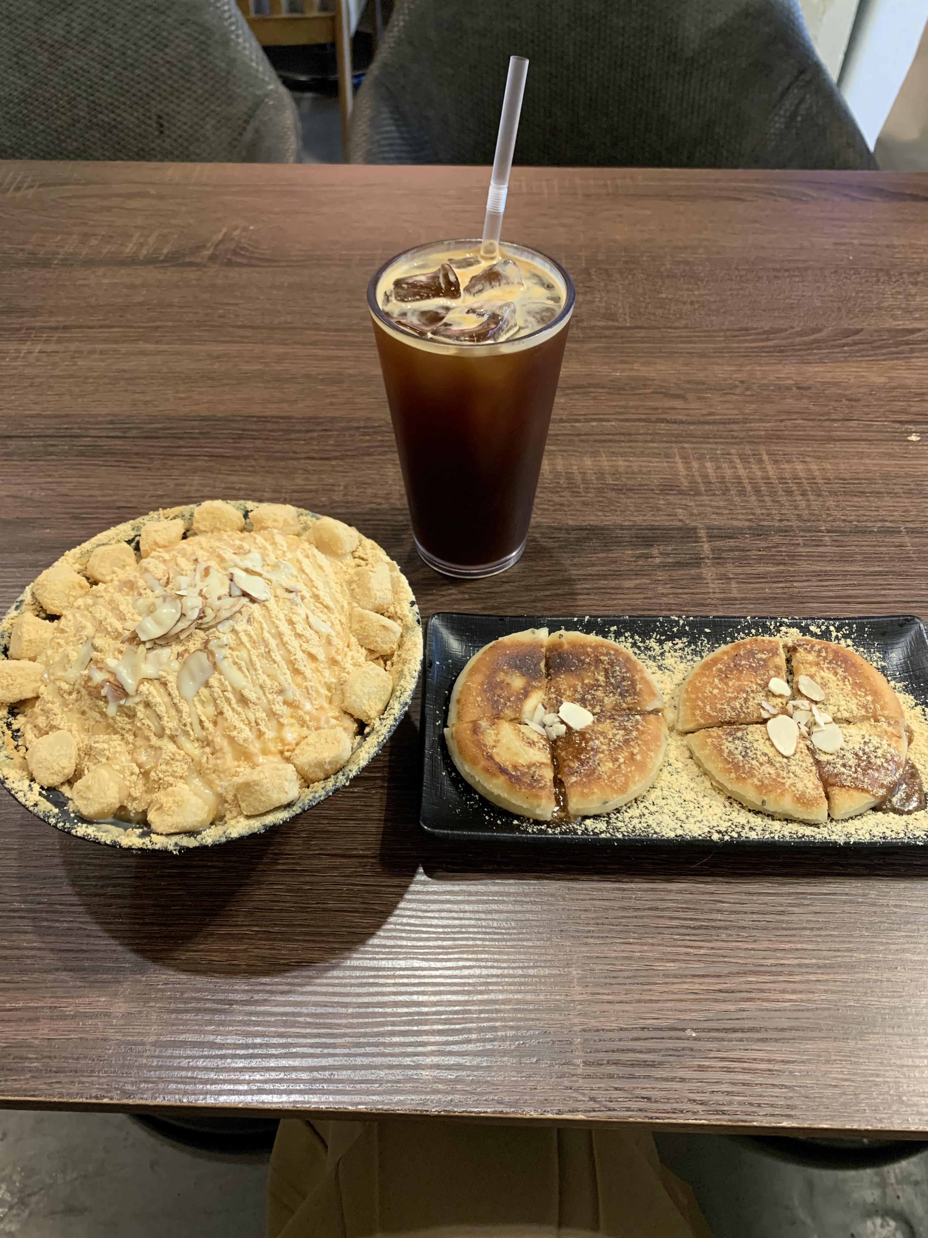 매장도 넓고 분위기가 좋아요! 좌석도 많아서 단체로 방문하기 좋을 것 같아요~ 저희는 세트