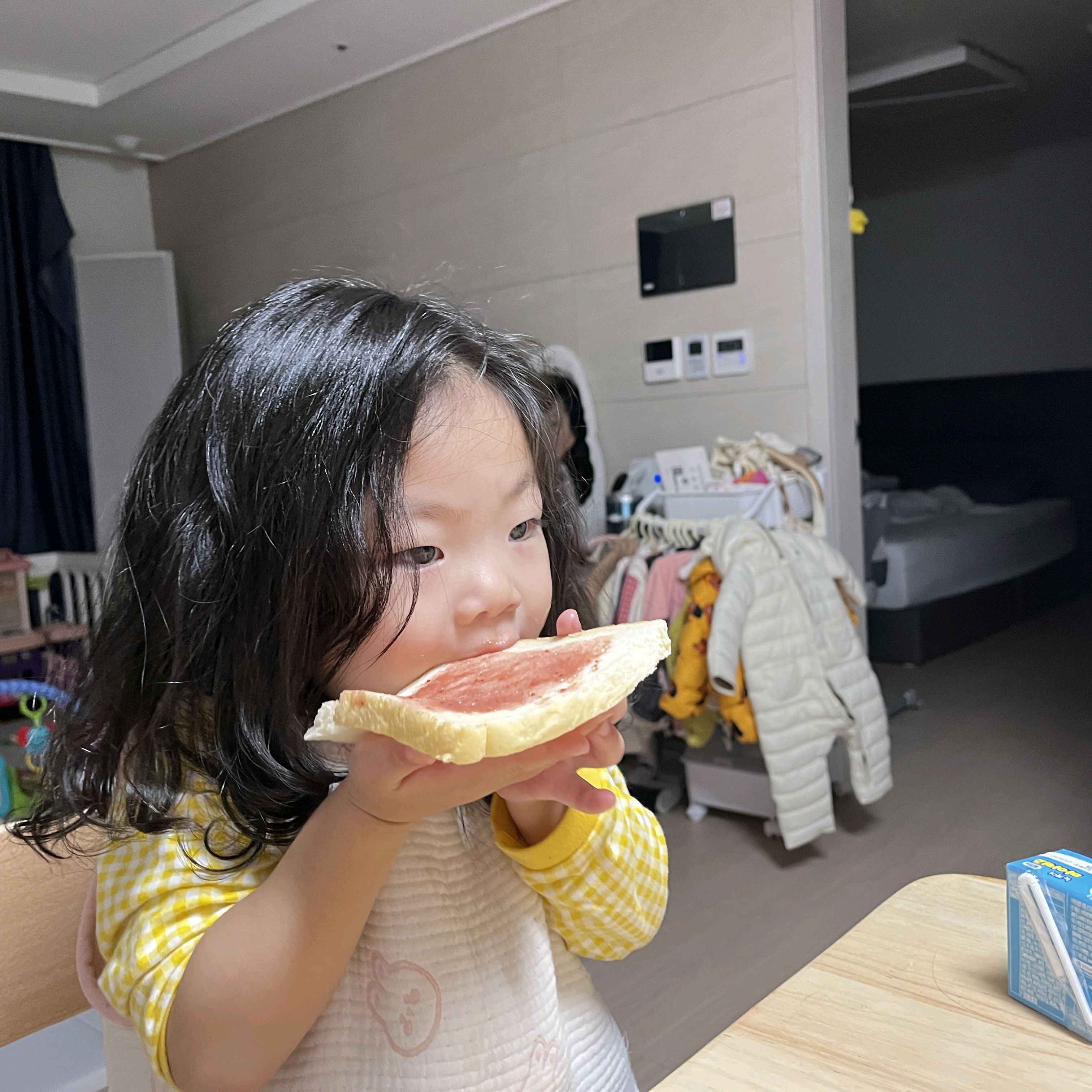 아기랑 먹으려고 젤 얇은 두께로 딸기버터잼이랑 구매했는데 너무 맛있고 아기도 잘먹네용 사장
