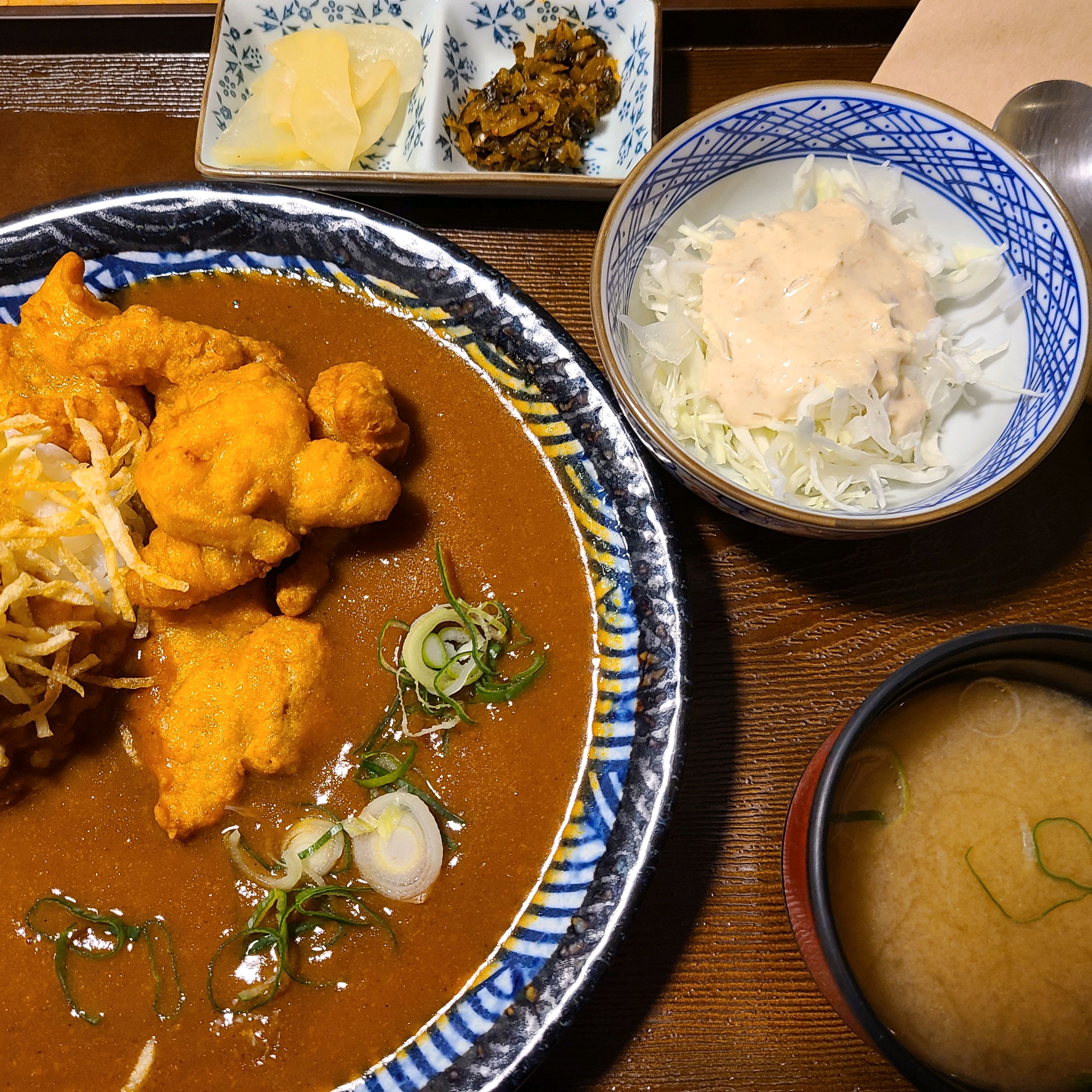 카레 먹었습니다! 리뷰는 못올렸지만 여기서 카레를 몇차례 먹었는데요, 묘한 매력에 계속 찾