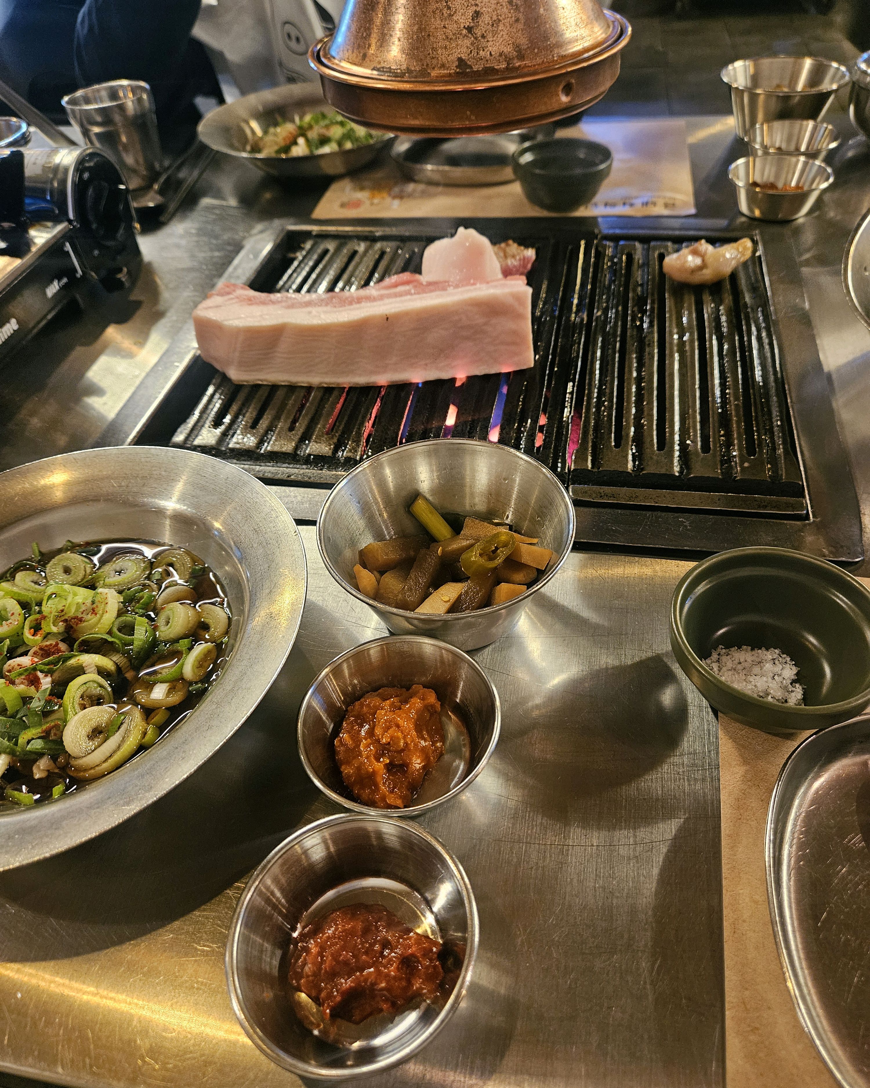 한국 서울 동대문역사문화공원역 주변 고기구이 전문점 금돼지식당