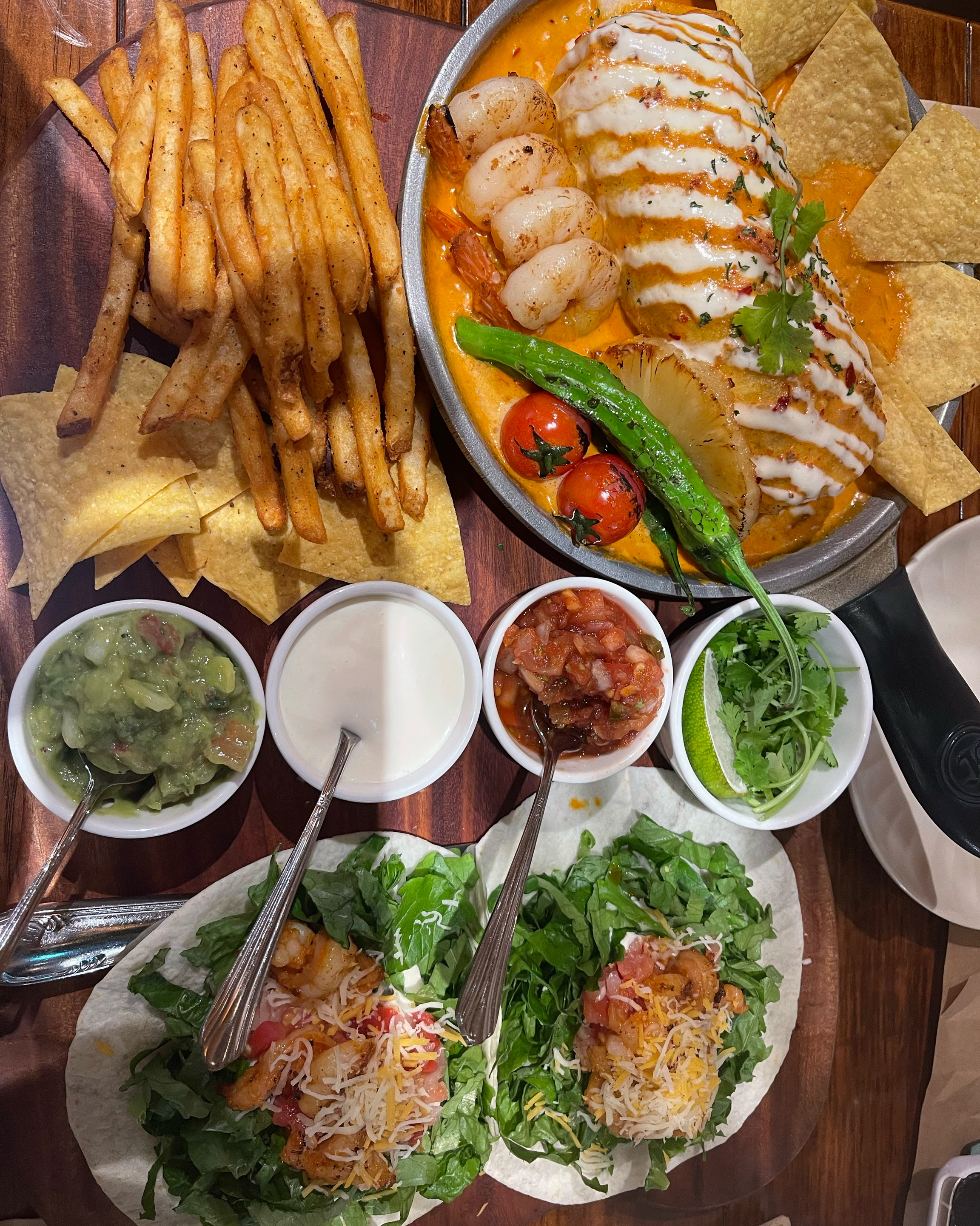 2명이서 먹기에 2인세트 양 충분합니다. 타코 좋아하시는 분들 추천드립니다. 맛있어요! 다