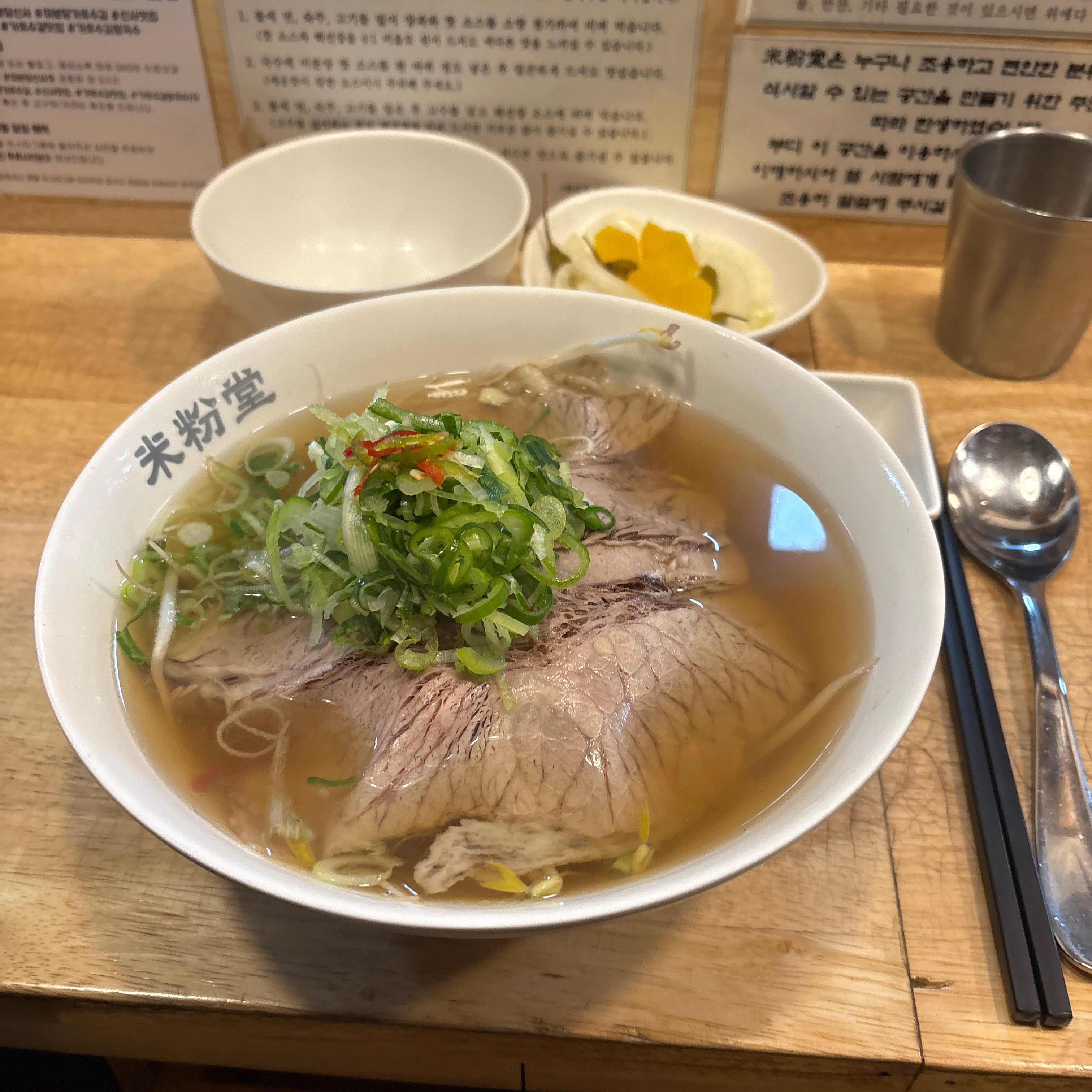 오랜만에 방문입니다 쌀쌀한 날씨 따뜻한 국물이 땡기네요 맛있어요👍 사리나 숙주 추가 무료로