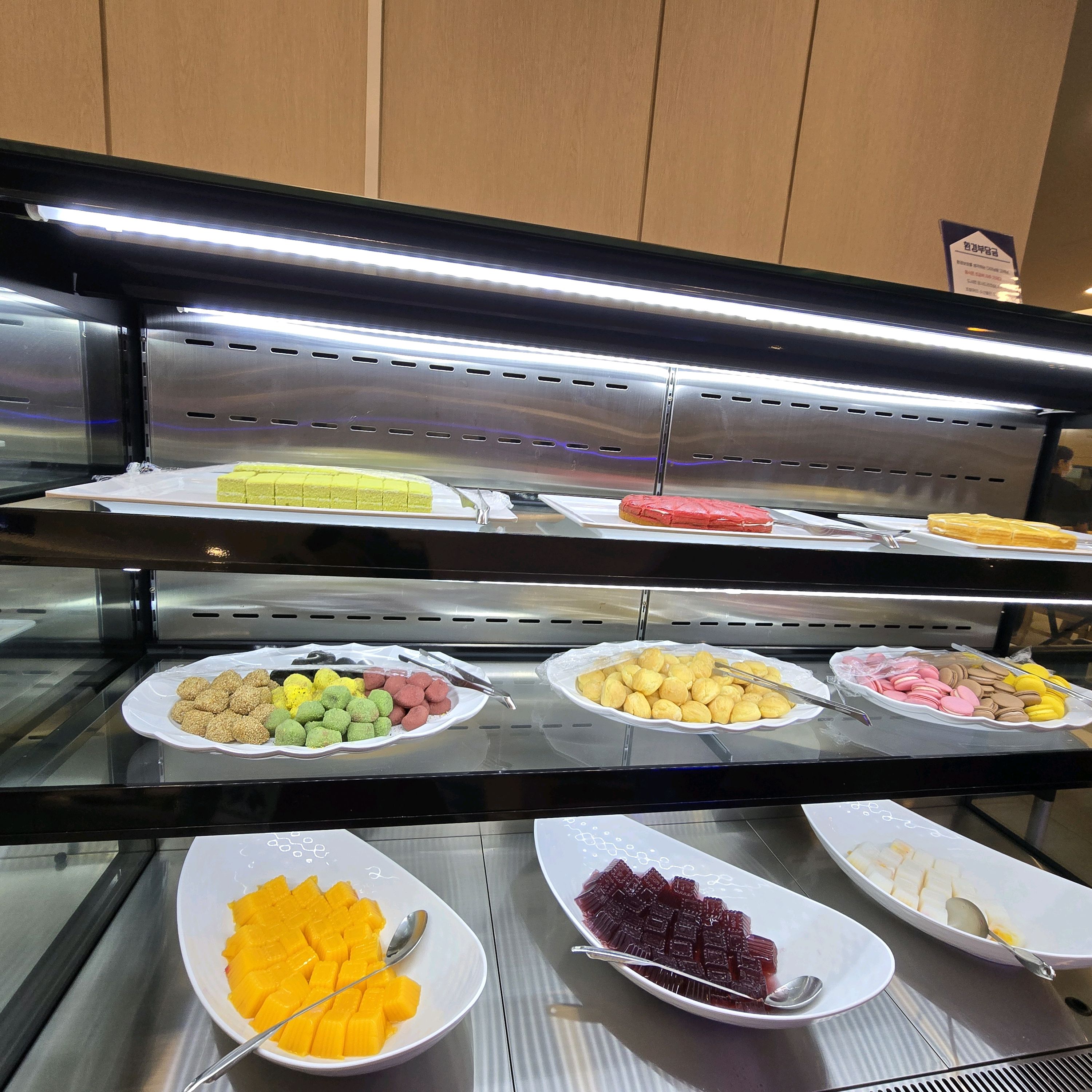 오늘은 급 실망이네요. 피자는 좀식은데다 바싹 거림은 전혀없고 밀가루 빵 맛만 느껴졌고.,