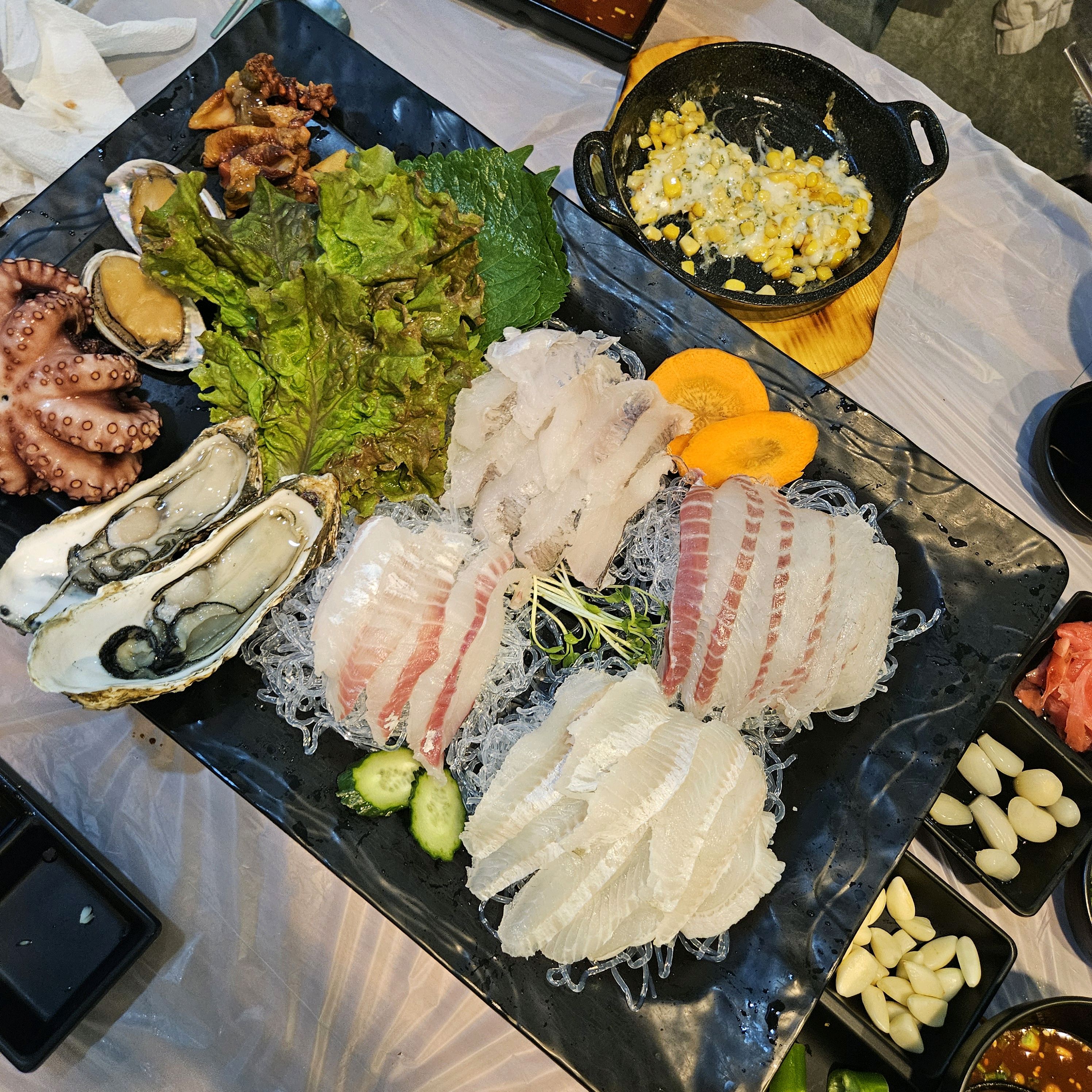 너무 푸짐하고 맛있어요^^ 생선구이서비스도 최고ㅎㅎ - 송정 맛집 회담