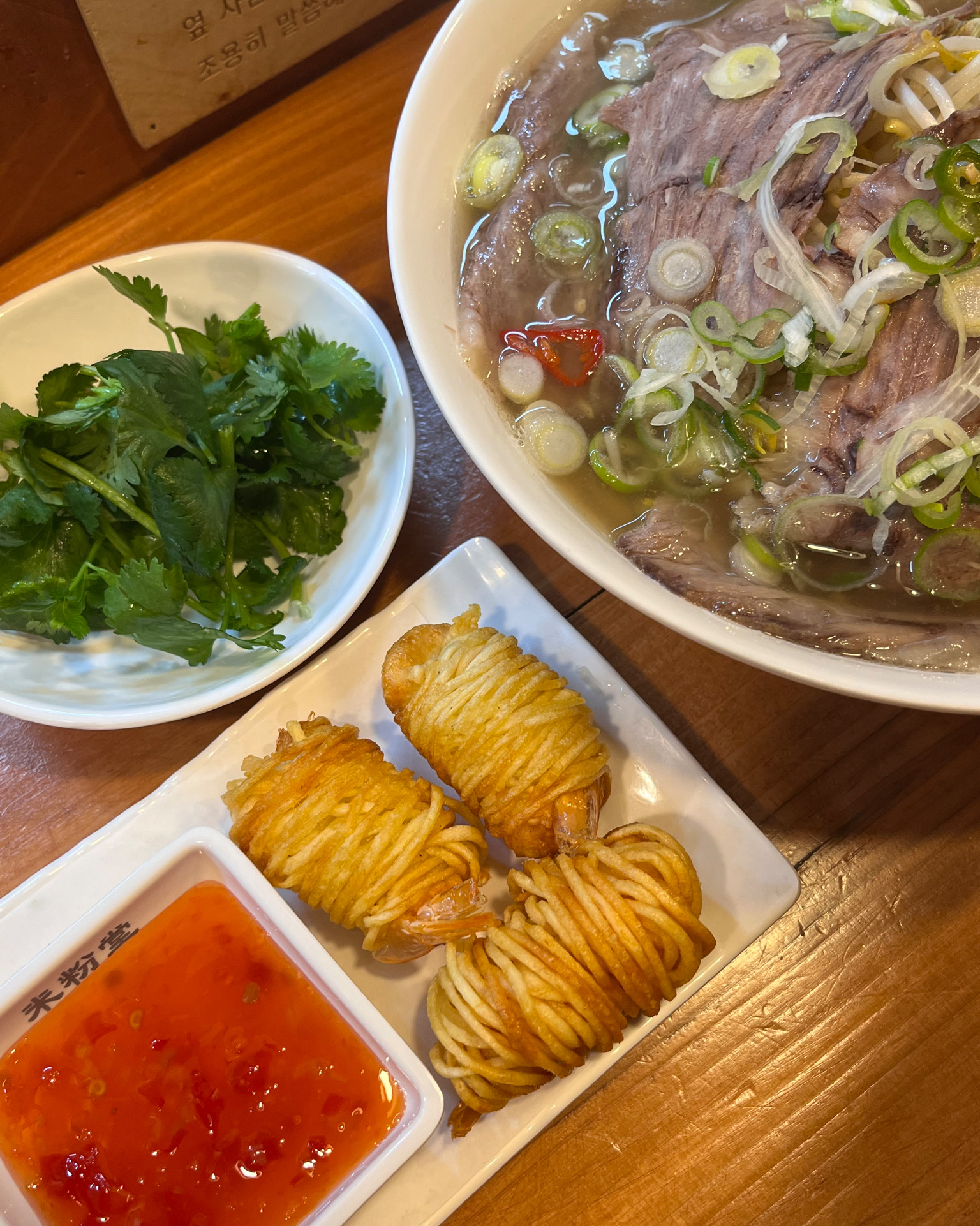 조용하고 친절하고 맛있습니다! 고기양이 엄청 많습니다. 면이랑 숙주 리필도 해주십니다. 사
