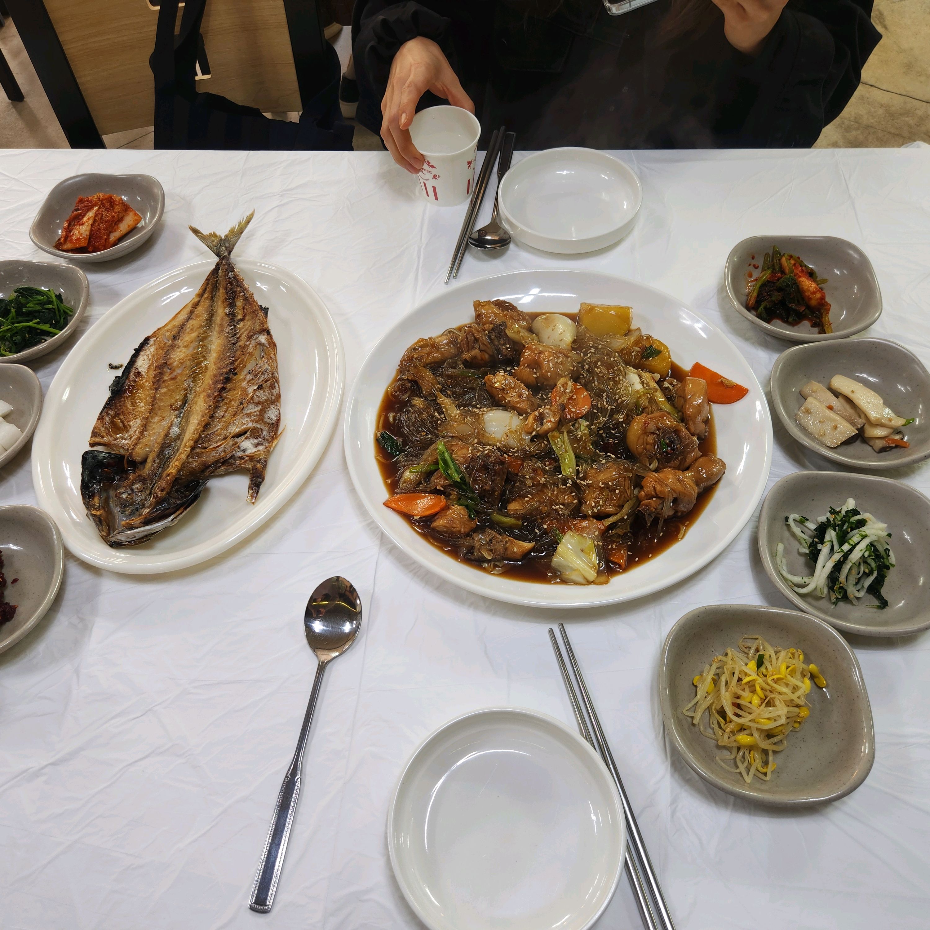 맛도 맛이고 양도 양이지만 남자사장님 웃는얼굴로 계속 응대해주시는게 너무 좋았습니다! - 하회마을 맛집 와송식당 안동점