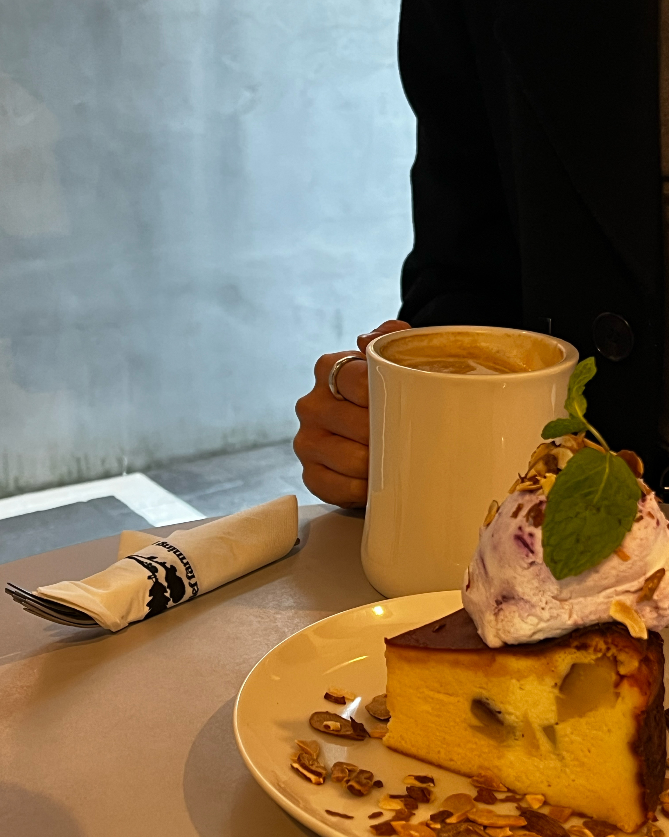 독특한 맛입니다! 고구미 치즈케이크는 시나몬이 들어있어서 색다른 맛이고 쑥 티라미수는 달지
