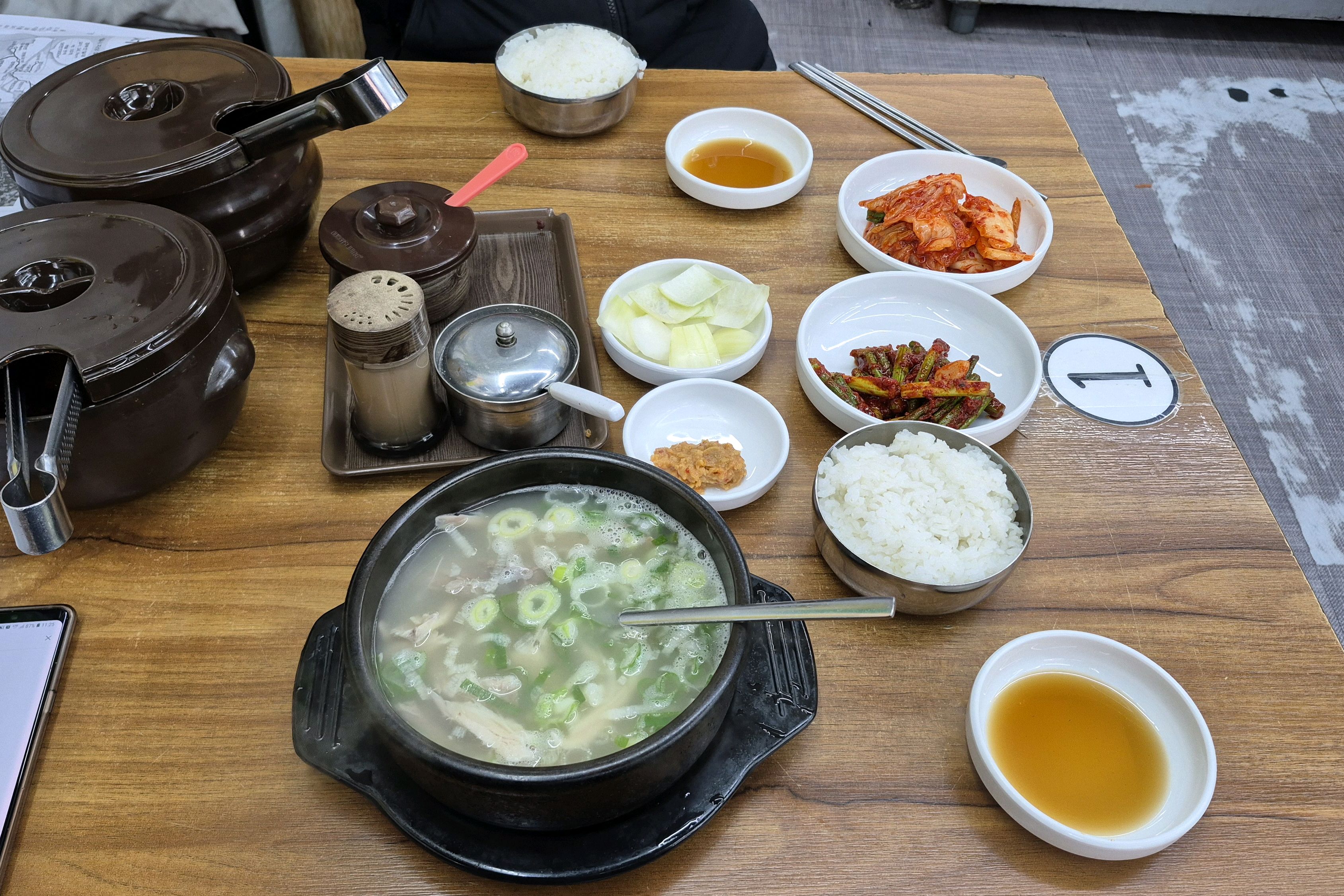 쌀쌀한 날씨에. 뜨뜻한 닭곰탕 한그릇.. 가격 저렴하고 밥 더 떠먹을수 있어 인심 후한 식