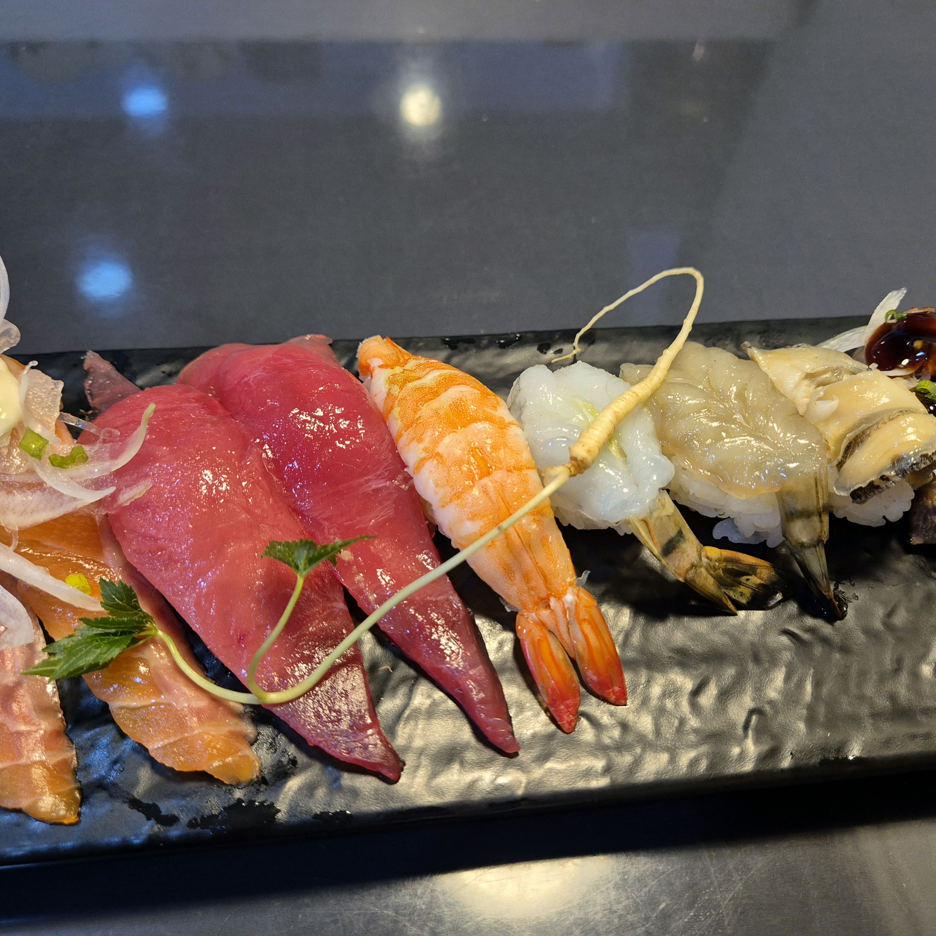 Sushi Jin, a salmon rice bowl restaurant in Cheonho Station