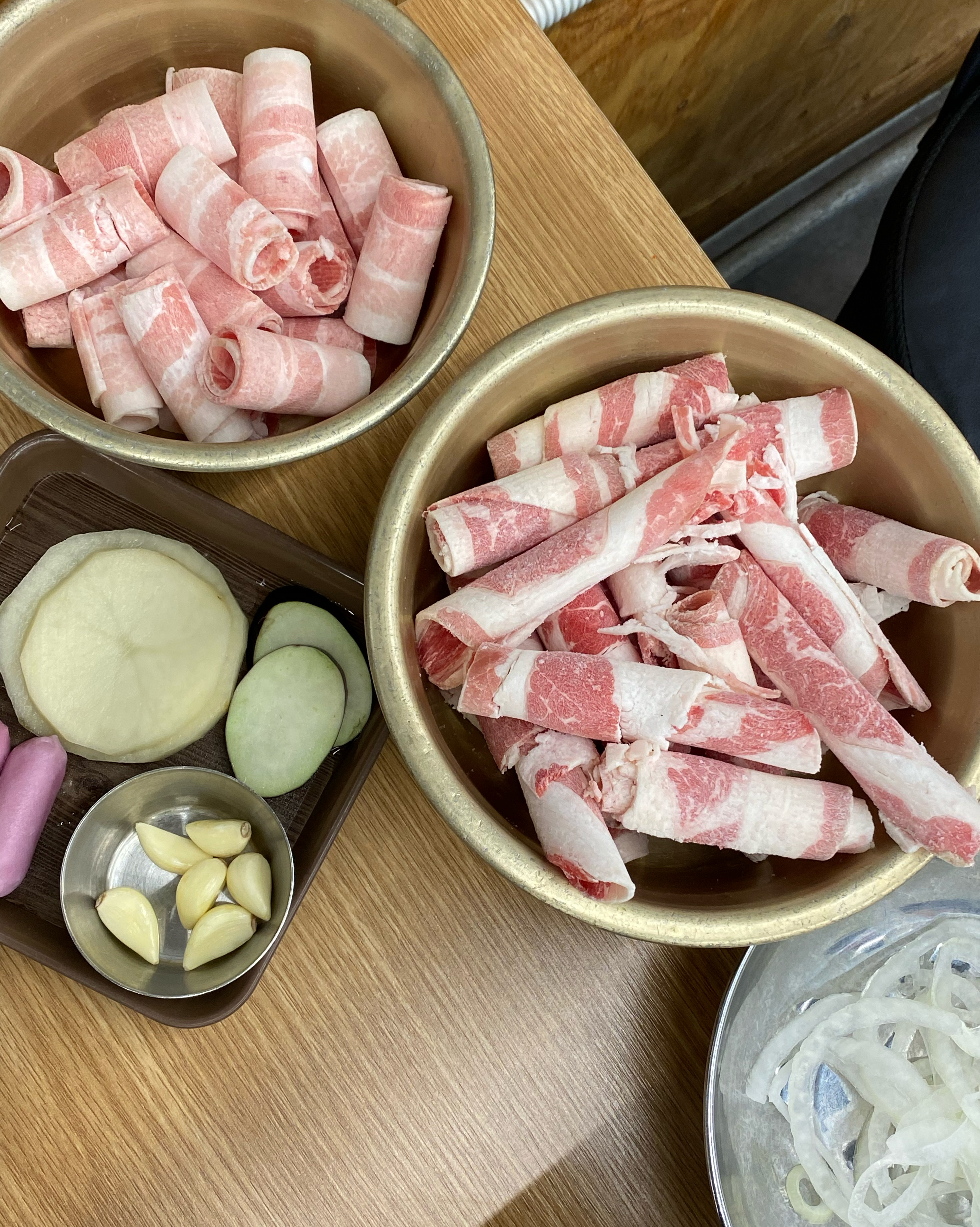 메뉴 구성도 알차고 얇은 대패삼겹 먹고싶으면 오는 곳입니다! 쌈 종류도 많고 반찬도 다양해