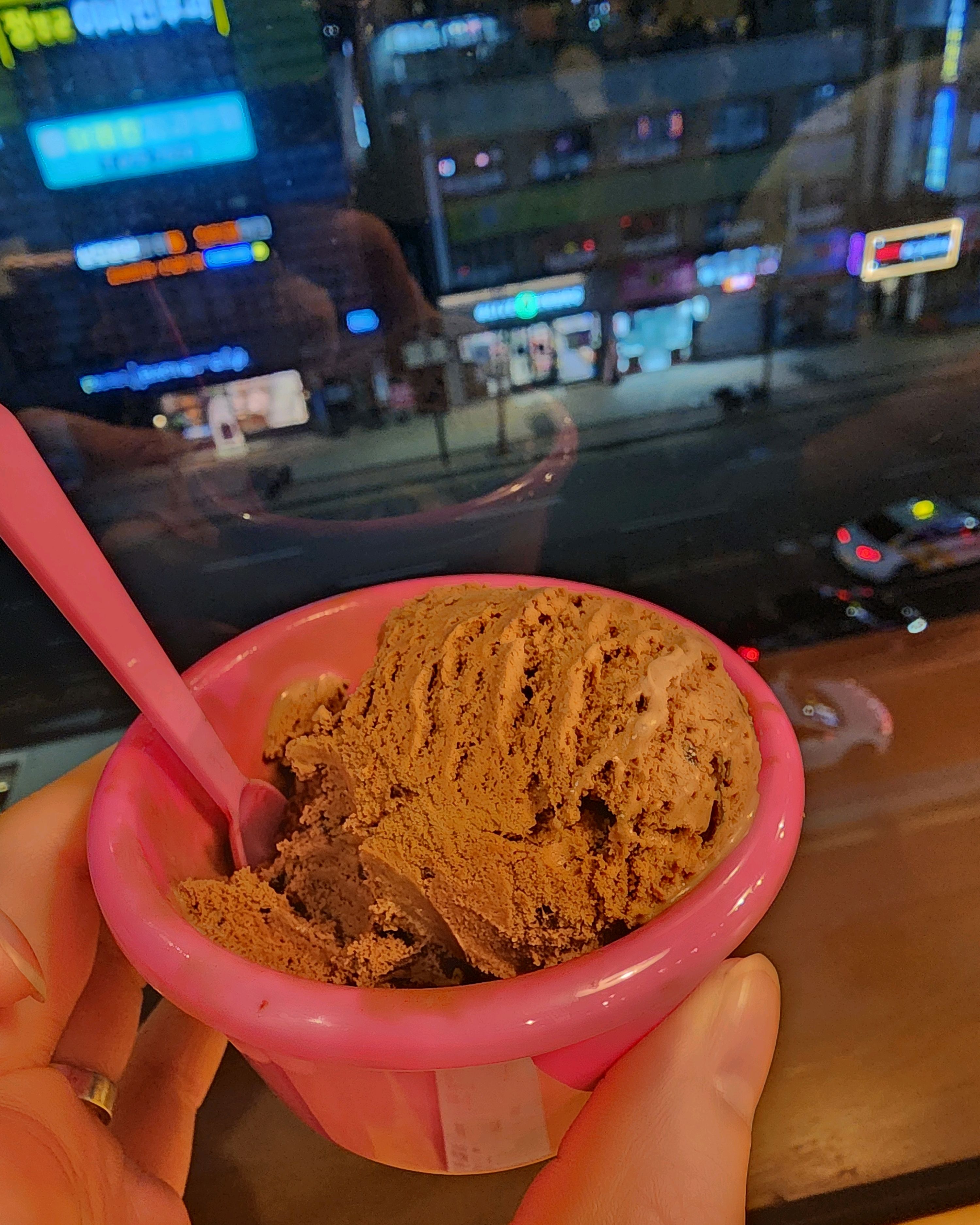 밥 사진은 못찍구 매장 내 카페에서 아이스크림과 함께^^ 다른 지점 방문 후 좋았어서 집근