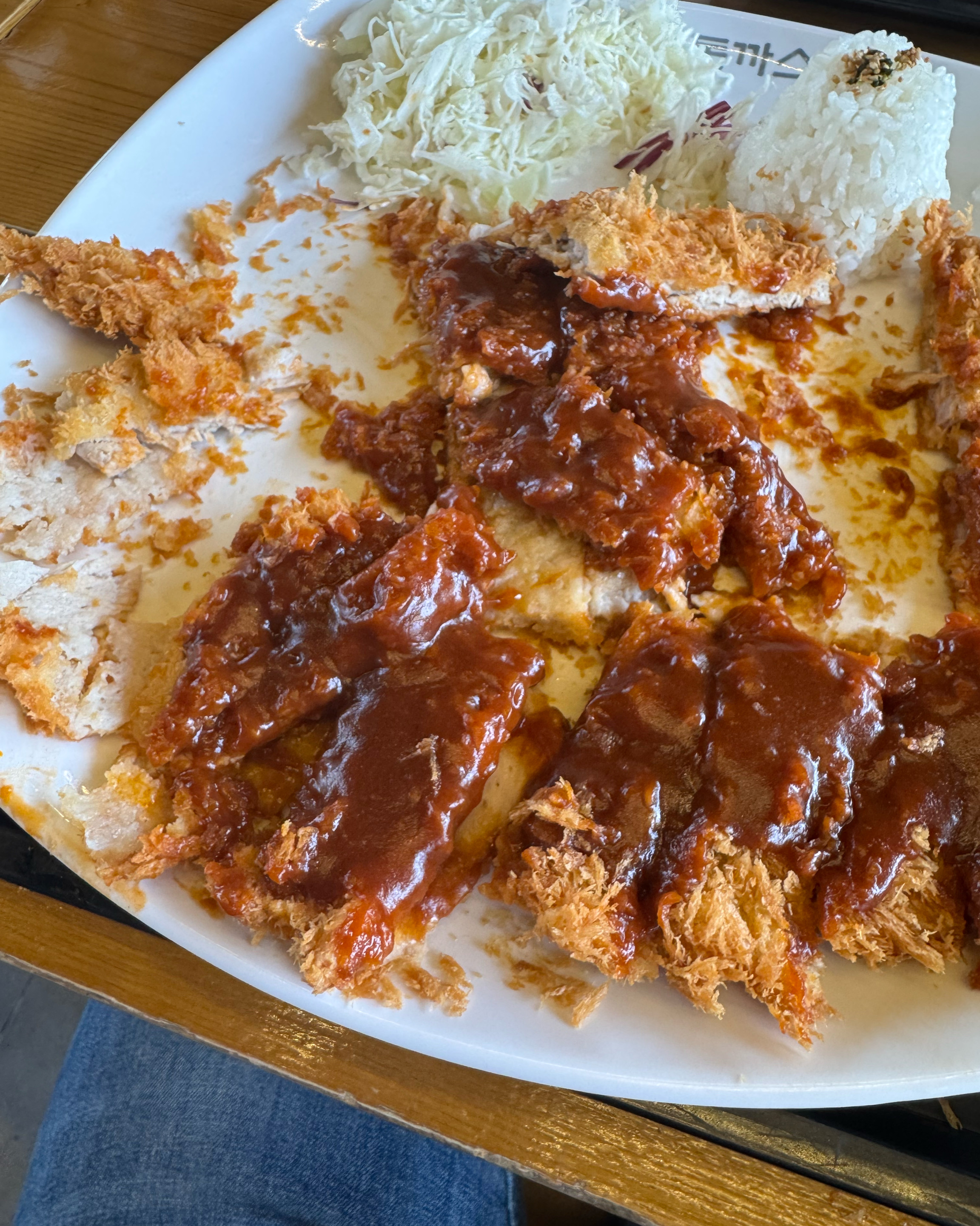 대부분 셀프서비스로 구성 되어 있는 시스템 + - 울산 삼산 맛집 홍익돈까스 울산삼산점