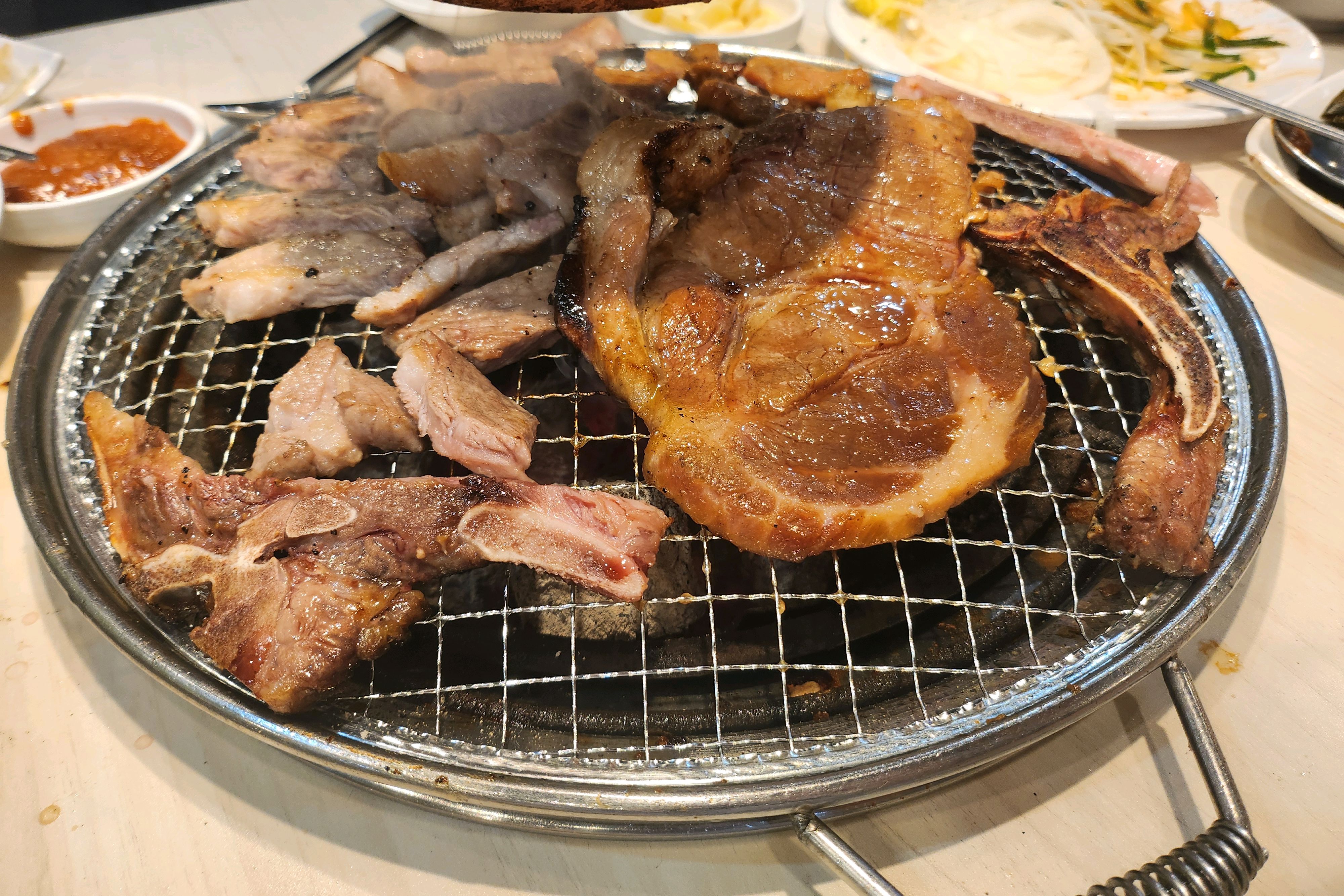 예전에 아버지의 지인분 통해서 명륜진사갈비 맛있다는 이야기를 듣고 가족들이랑 방문하게 되었