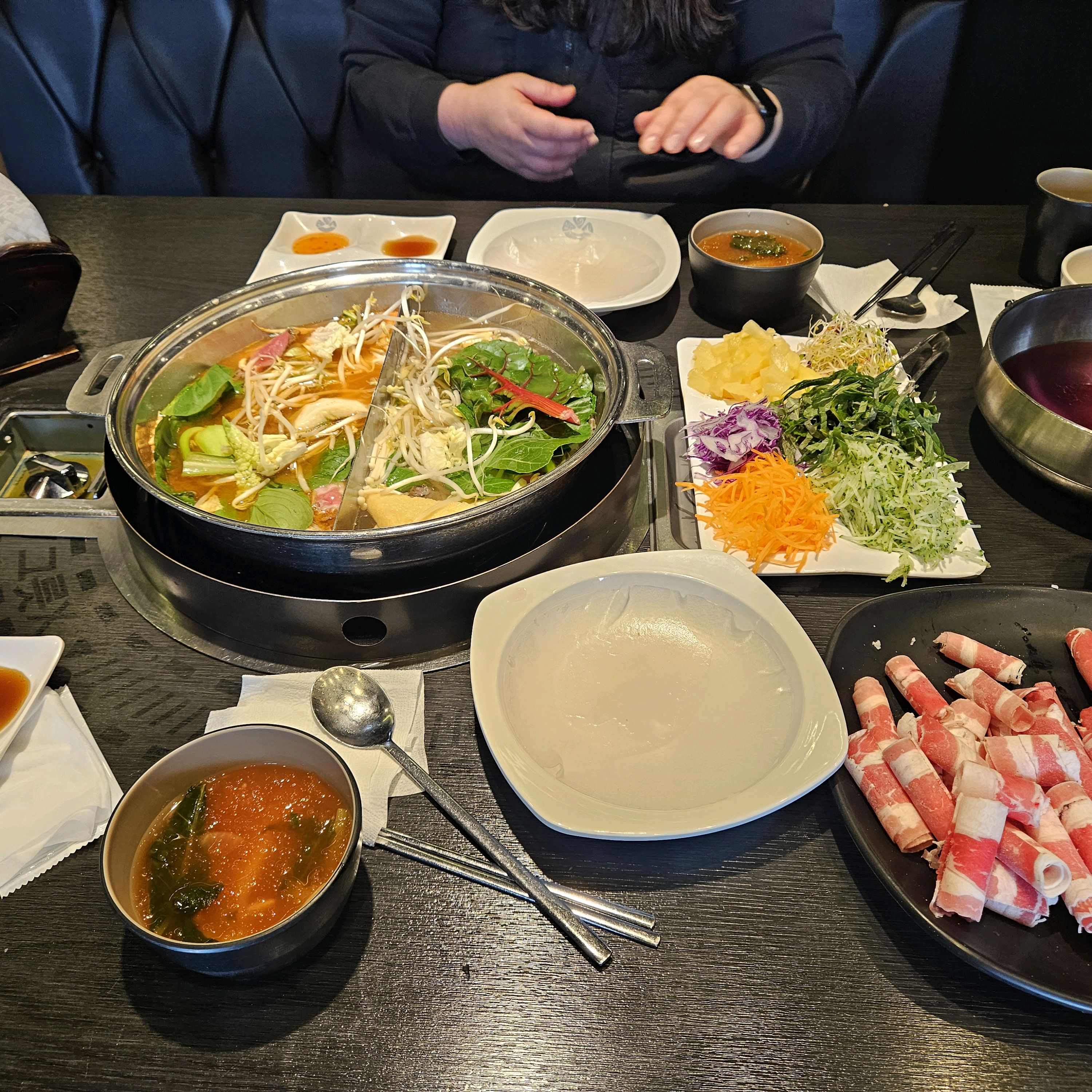 와 야채 신선하고 월남쌈이랑 시원한 열무김치에 샤브샤브 다 최고입니다~^ ^ - 장안동 맛집 소담촌 장안점