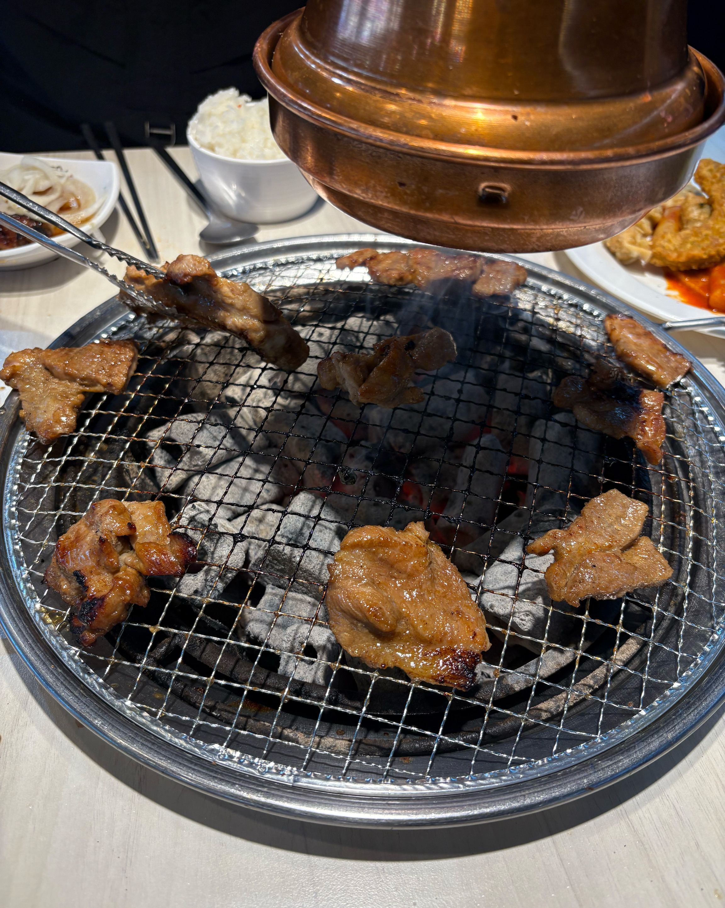 고기가 너무 달지 않고 맛있어요 ㅎㅎ 사이드로 나오는 음식들도 방금 했는지 상태가 좋아요
